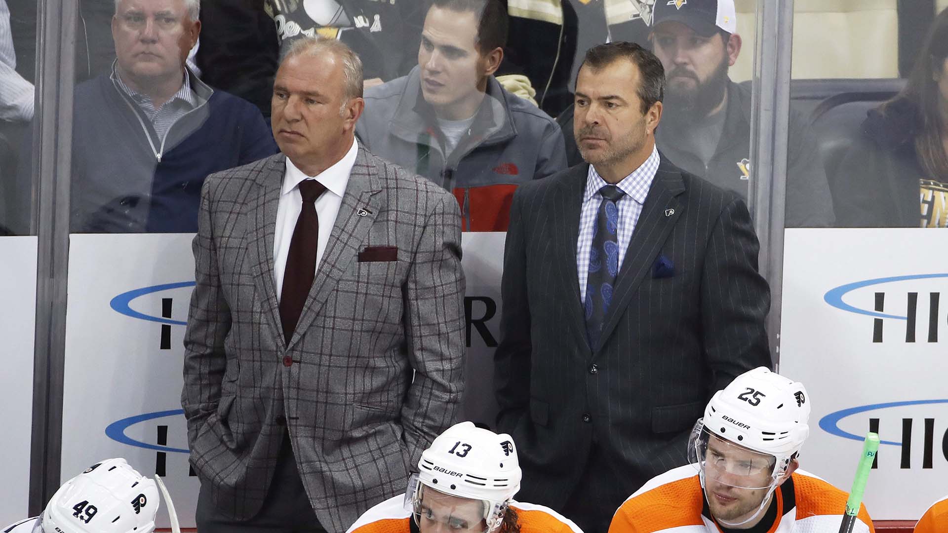 L'entraîneur-chef Alain Vigneault (à gauche) et son adjoint Michel Therrien lors d'un match des Flyers de Philadelphie, en 2019.
