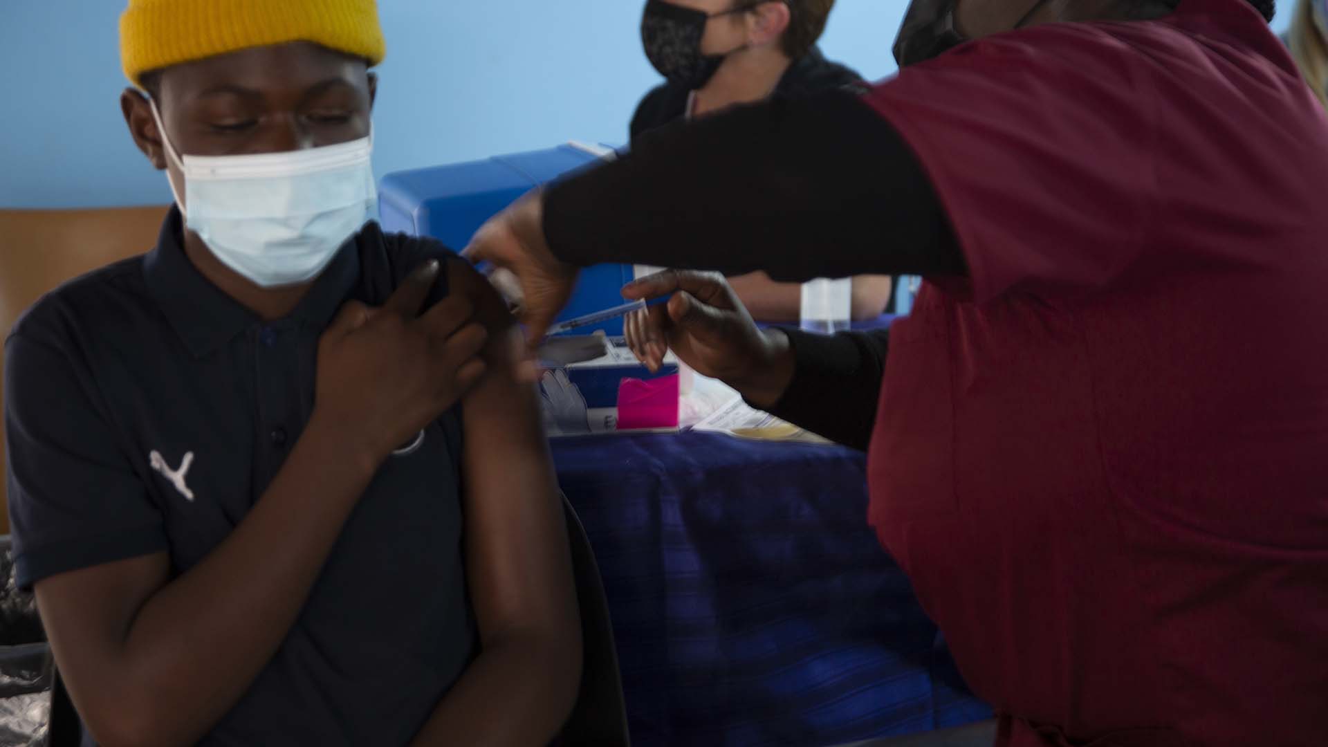Un jeune homme recevant le vaccin en Afrique du Sud.