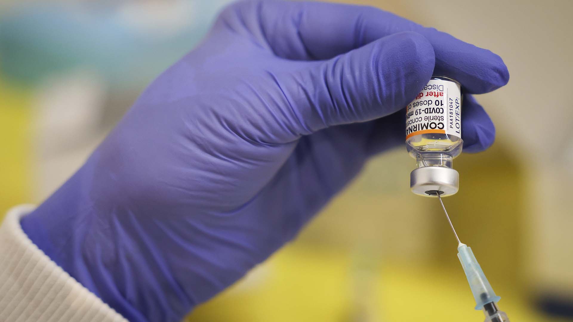 Un travailleur médical (MTA) prépare des seringues avec le vaccin Biontech/Pfizer. (Christian Charisius/dpa via AP)