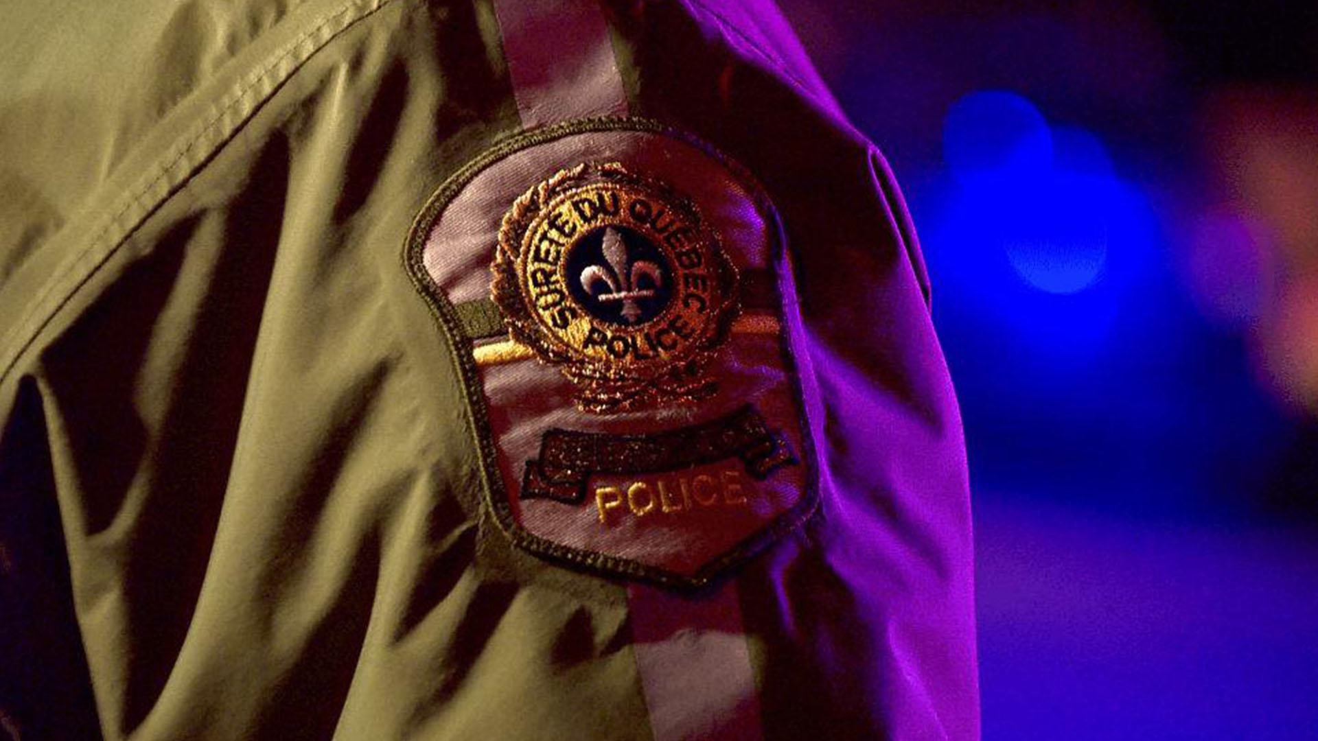 Un badge de la Sûreté du Québec sur l'uniforme d'un agent.