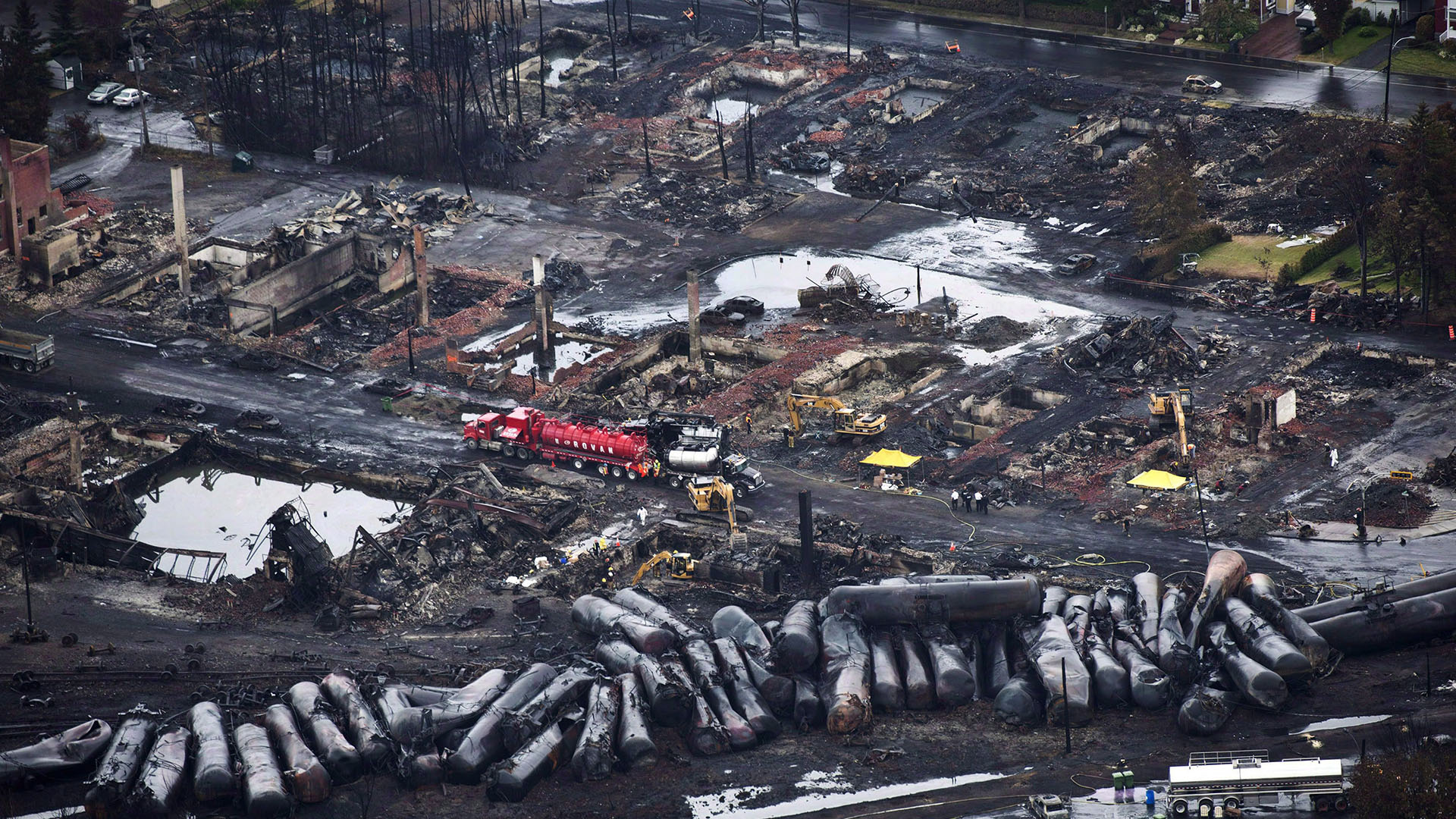 Un train a déraillé le samedi 9 juillet 2013 causant des explosions de wagons transportant du pétrole brut à Lac-Mégantic, au Québec. 