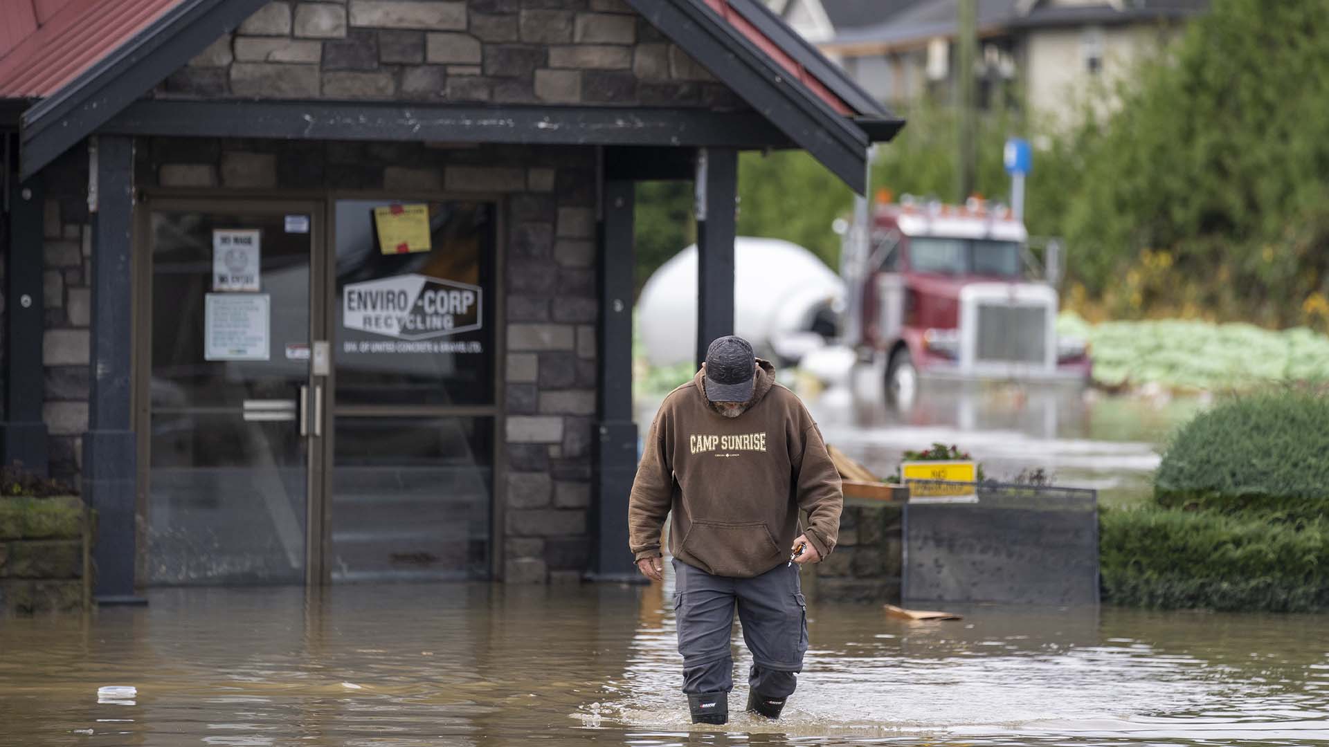 Sur cette image : un homme traverse la frontière américaine en direction de la ville d'Abbotsford, frappée par d'importantes inondations. 