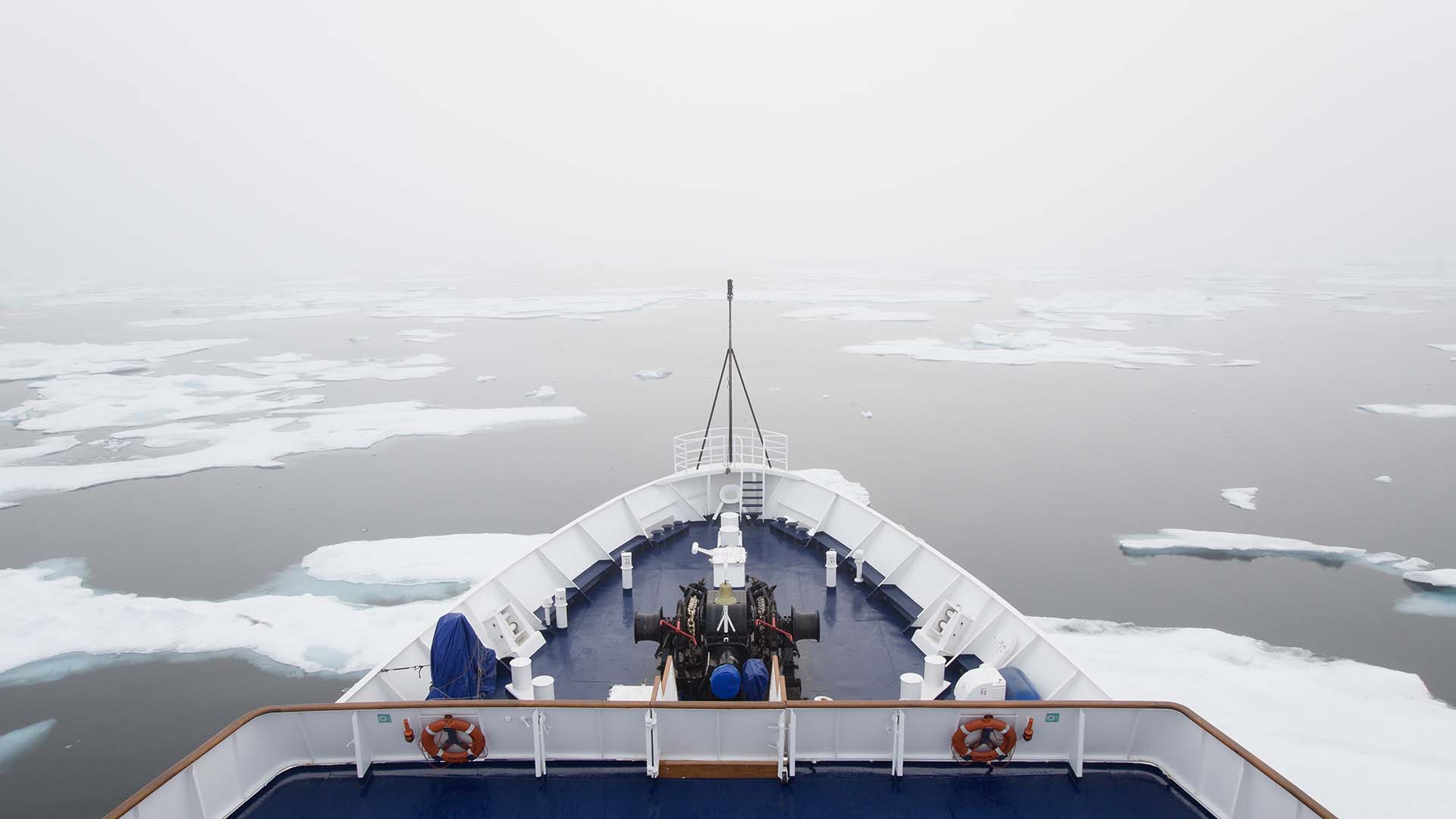 Vue sur les ponts d'un navire dans la région de l'Arctique canadien, se déplaçant à travers des banquises de glace.