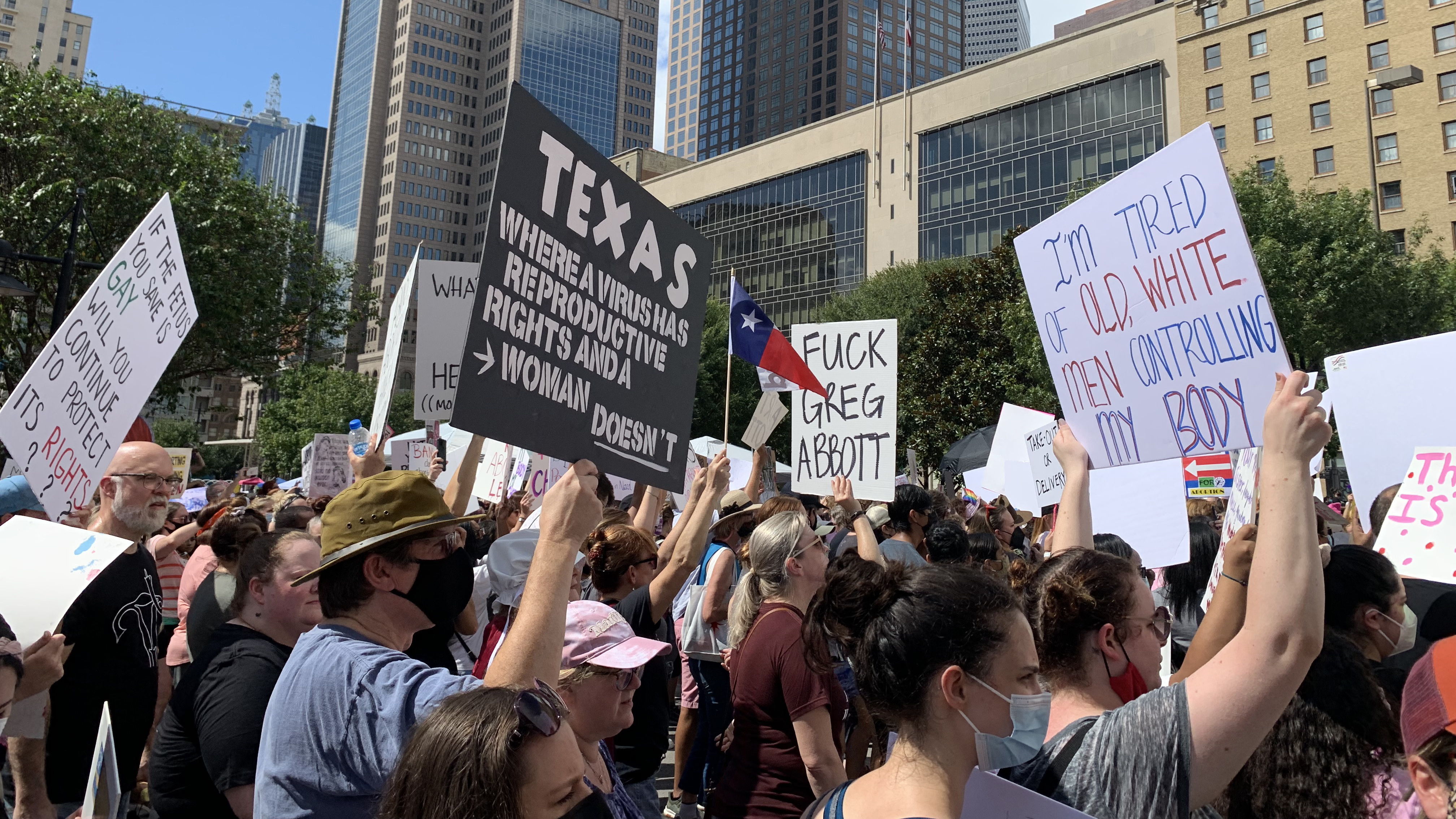 Des gens participent à une manifestation contre les lois anti avortement à Dallas au Texas le 2 octobre 2021.