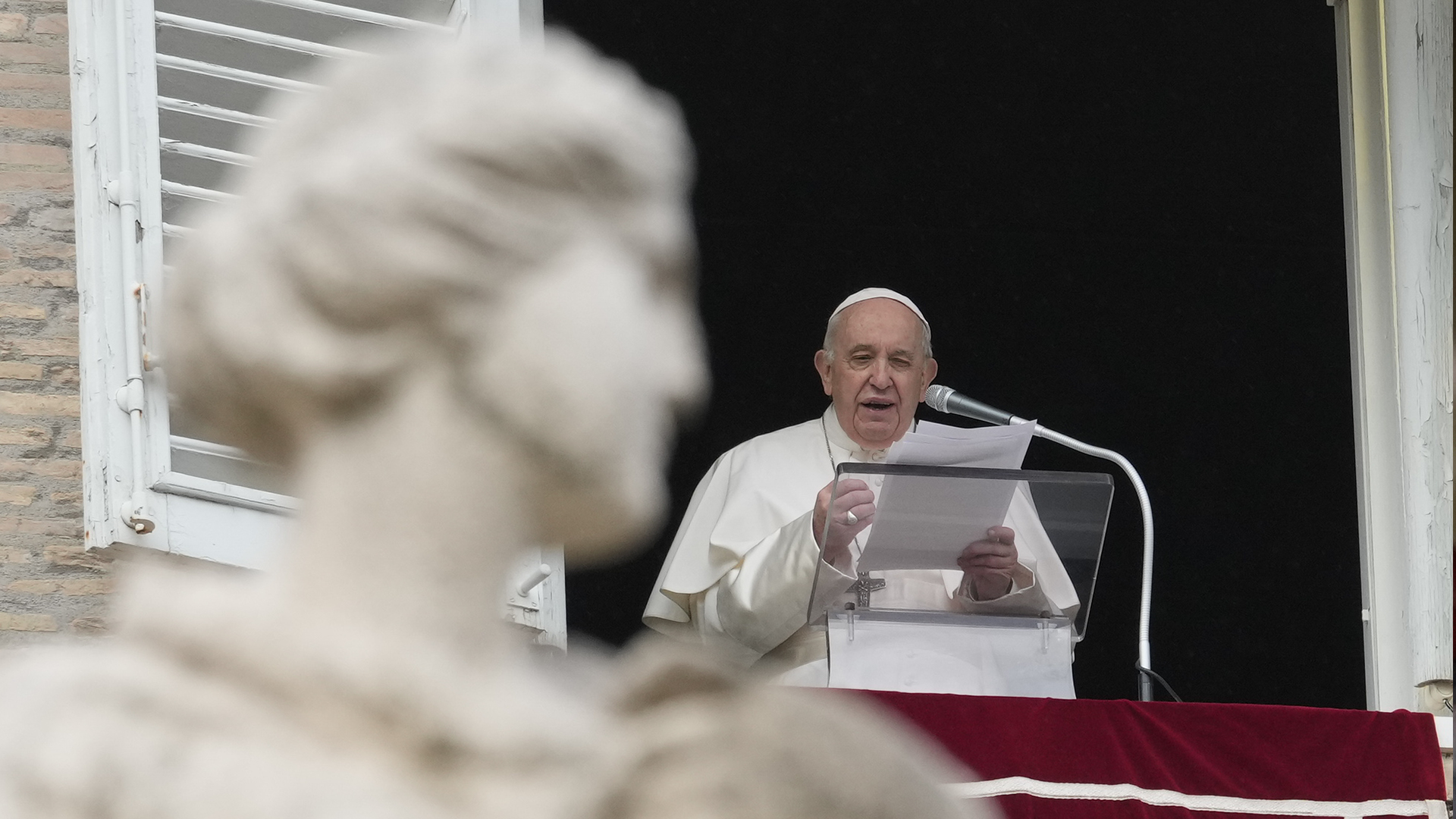 Le pape François prononce son message lors de la prière de l'Angélus de midi sur la place Saint-Pierre, au Vatican, dimanche.