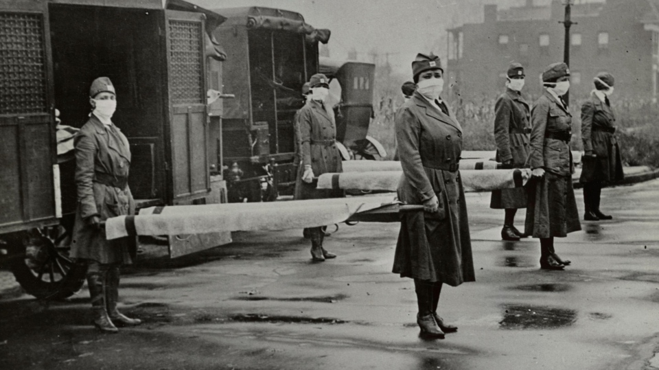 Sur cette image : des femmes tenant des civières à l'arrière des ambulances pendant l'épidémie de grippe au Missouri en octobre 1918.