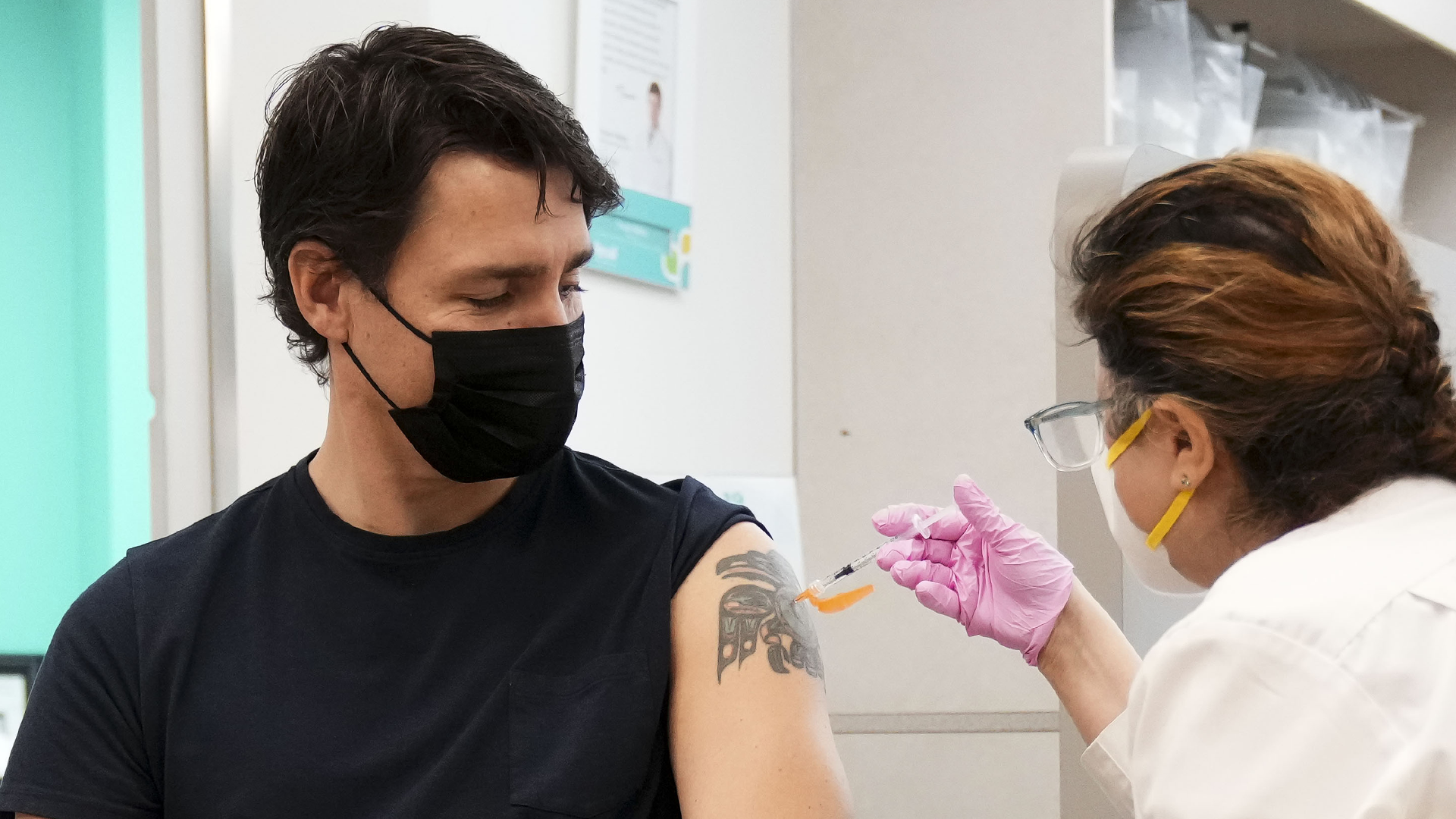 Justin Trudeau a reçu son vaccin dans une pharmacie, mardi matin.