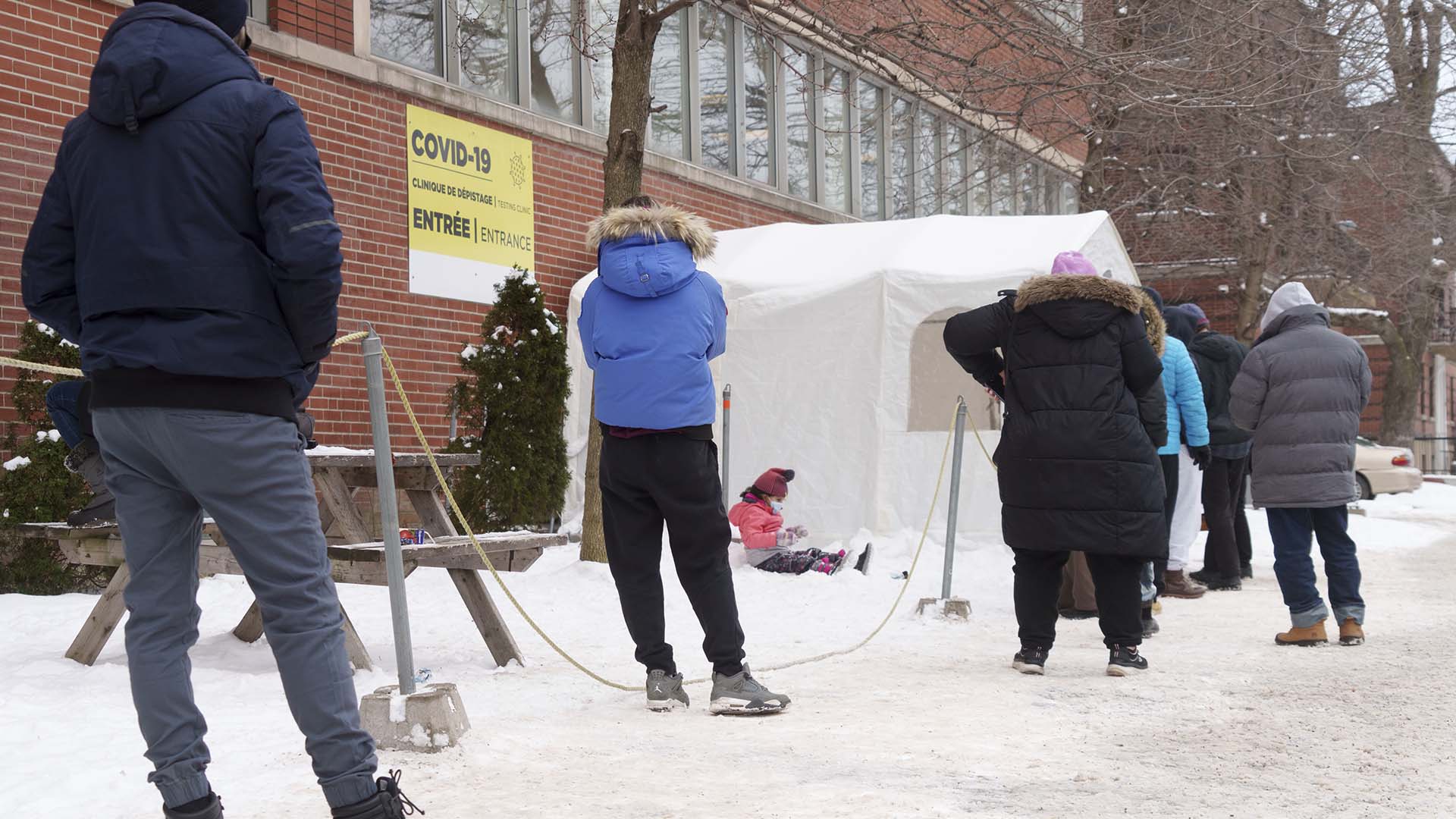 Des gens font la queue dans une clinique de test COVID-19 à Montréal, le mardi 4 janvier 2022. LA PRESSE CANADIENNE/Paul Chiasson