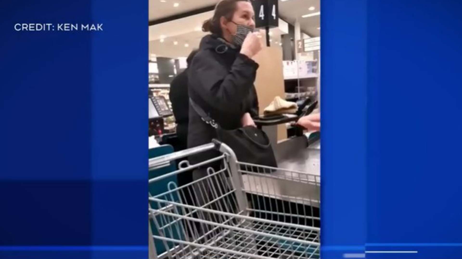 Un Montréalais asiatique partage une vidéo d'une rencontre troublante dans une épicerie.