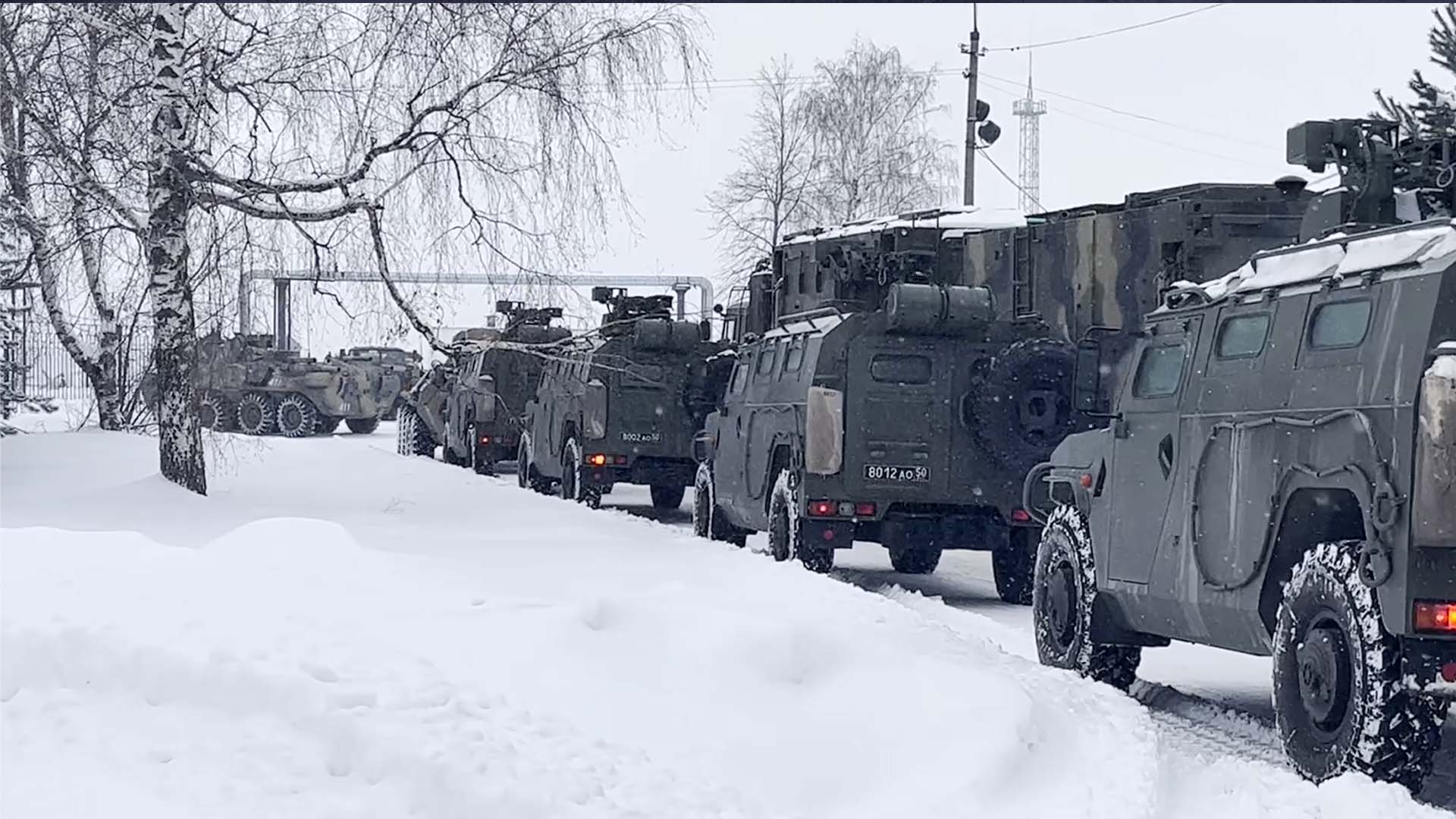 Des véhicules militaires de soldats de la paix russes stationnés pour être embarqués sur des avions militaires russes sur un aérodrome à l'extérieur de Moscou, en Russie, pour se rendre au Kazakhstan, le 6 janvier 2022.