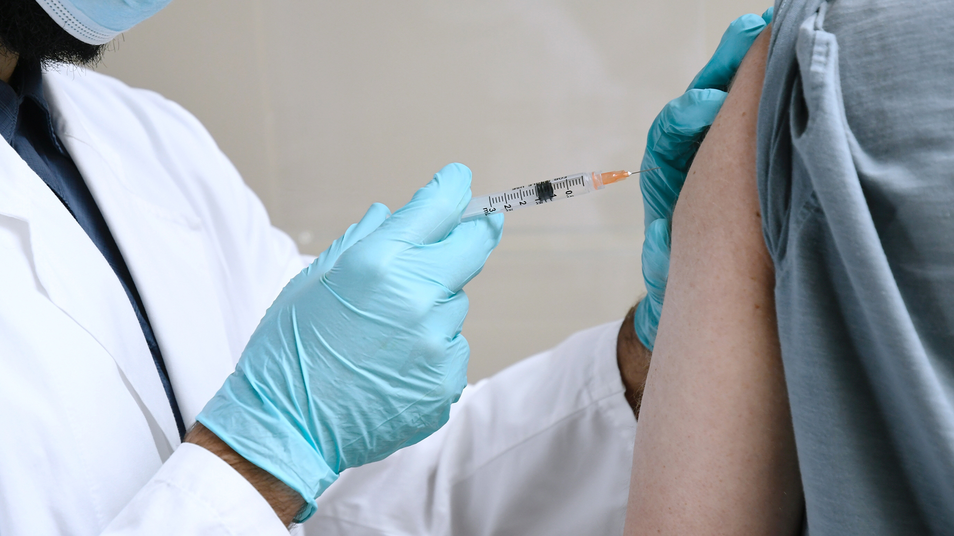 En Ontario, des médecins font pression pour que le gouvernement élargisse l'admissibilité à la quatrième dose de vaccin contre la COVID-19 à tous les adultes.