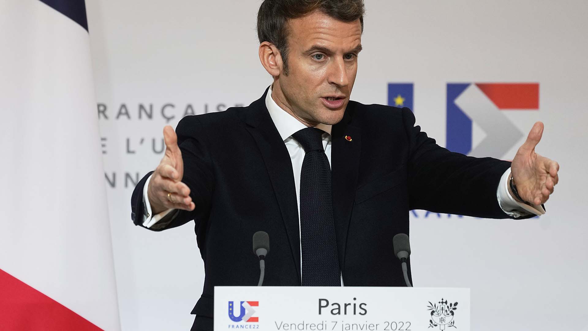 Le président français Emmanuel Macron s'exprime alors qu'il participe à une conférence de presse avec la présidente de la Commission européenne Ursula von der Leyen après une réunion à l'Elysée à Paris, en France, le vendredi 7 janvier 2022. (AP Photo/Michel Euler, Pool)