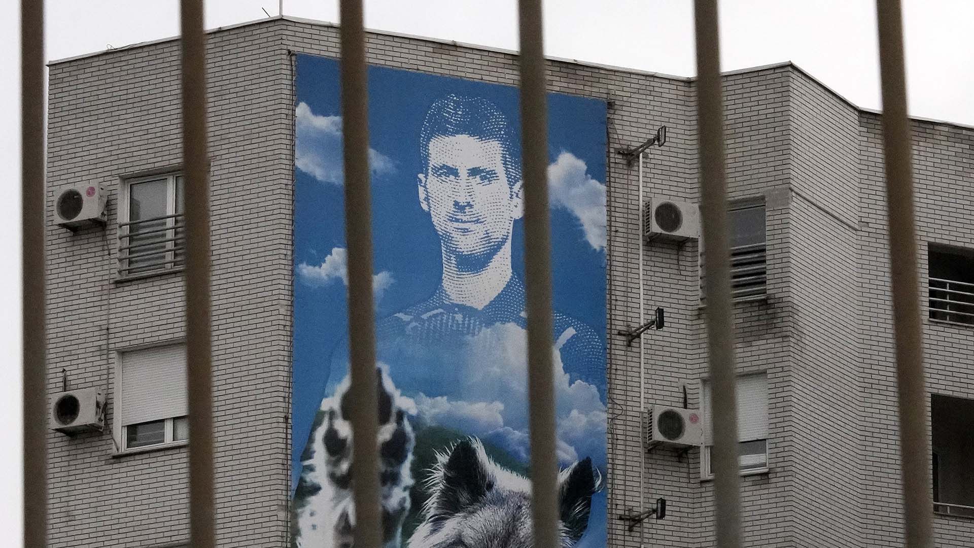 Un édifice attriqué d'un panneau à l'effigie du tennisman Novak Djokovic, à Belgrade, en Serbie.