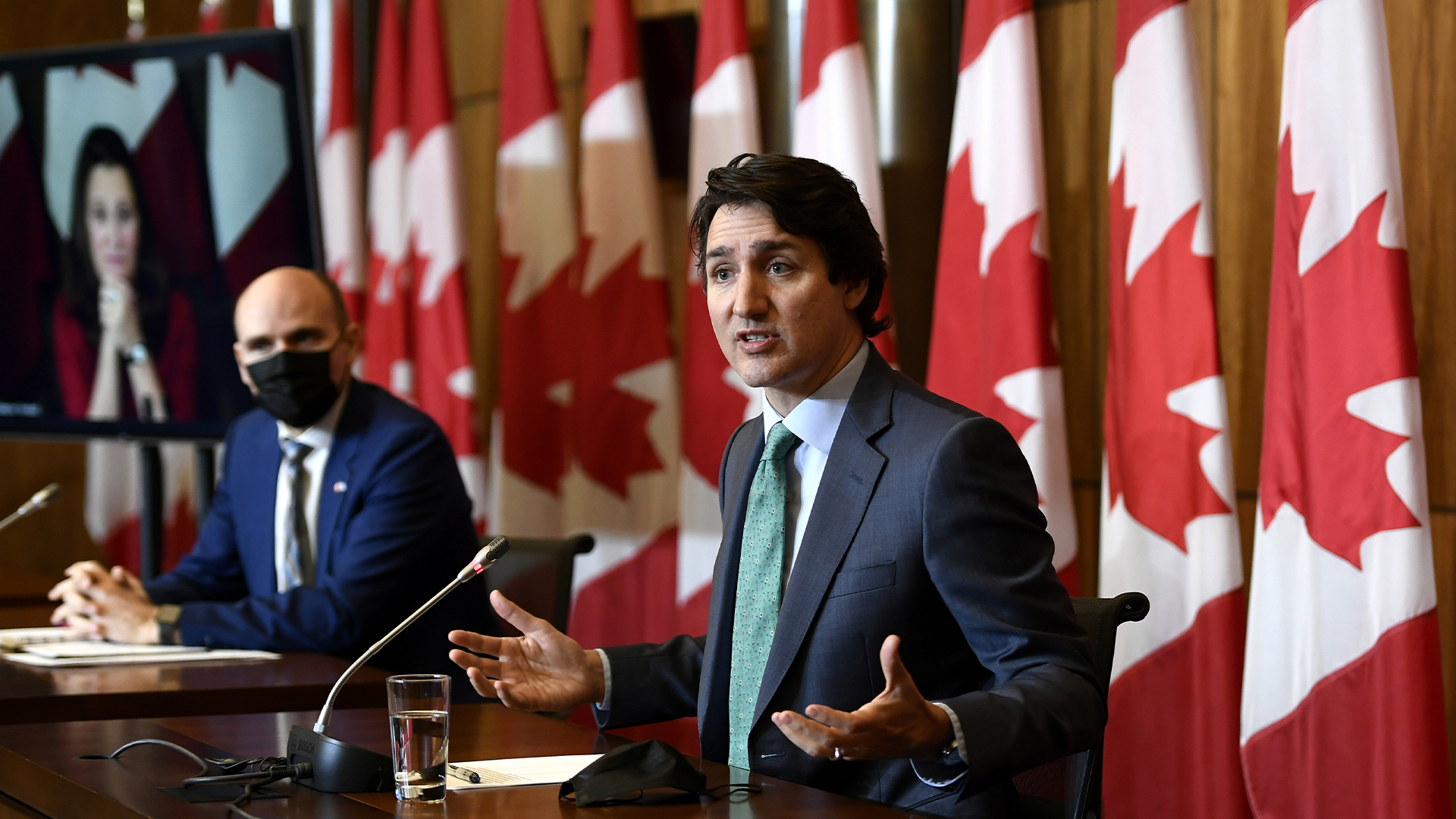 Le premier ministre du Canada, Justin Trudeau, accompagné de Jean-Yves Duclos lors du point de presse du 7 janvier.