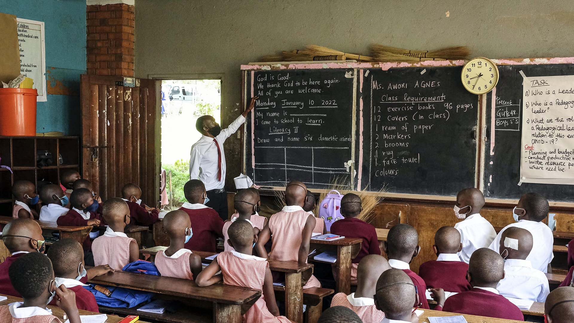 Les élèves portent des masques faciaux lorsqu'ils assistent aux cours de l'école primaire Kitante à Kampala, en Ouganda, le lundi 10 janvier 2022. Les écoles ougandaises ont rouvert aux élèves lundi, mettant fin à la plus longue interruption scolaire au monde en raison de la pandémie de COVID-19. (Photo AP/Hajarah Nalwadda)