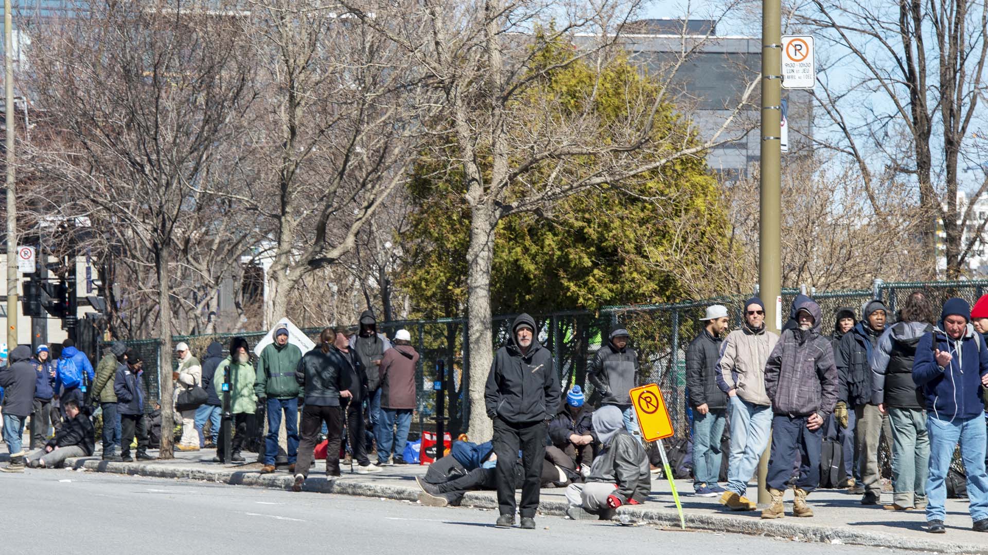 Des gens font la queue pour entrer dans un refuge pour sans-abri le mardi 31 mars 2020 à Montréal.LA PRESSE CANADIENNE/Ryan Remiorz