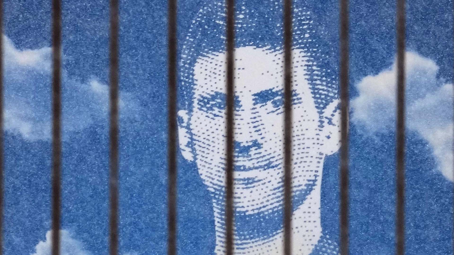 Un panneau d'affichage représentant le joueur de tennis serbe Novak Djokovic sur un bâtiment à Belgrade, en Serbie, le lundi 10 janvier 2022. La star du tennis Novak Djokovic a remporté lundi une bataille judiciaire pour rester en Australie afin de disputer l'Open d'Australie bien qu'elle n'ait pas été vaccinée contre le COVID-19 , mais le gouvernement a menacé d'annuler son visa une seconde fois. Le juge de la Cour de circuit fédérale Anthony Kelly a rétabli le visa de Djokovic, qui a été annulé après son arrivée la semaine dernière parce que les autorités ont décidé qu'il ne remplissait pas les critères d'exemption d'une exigence d'entrée selon laquelle tous les non-citoyens devaient être complètement vaccinés. (Photo AP/Darko Vojinovic)