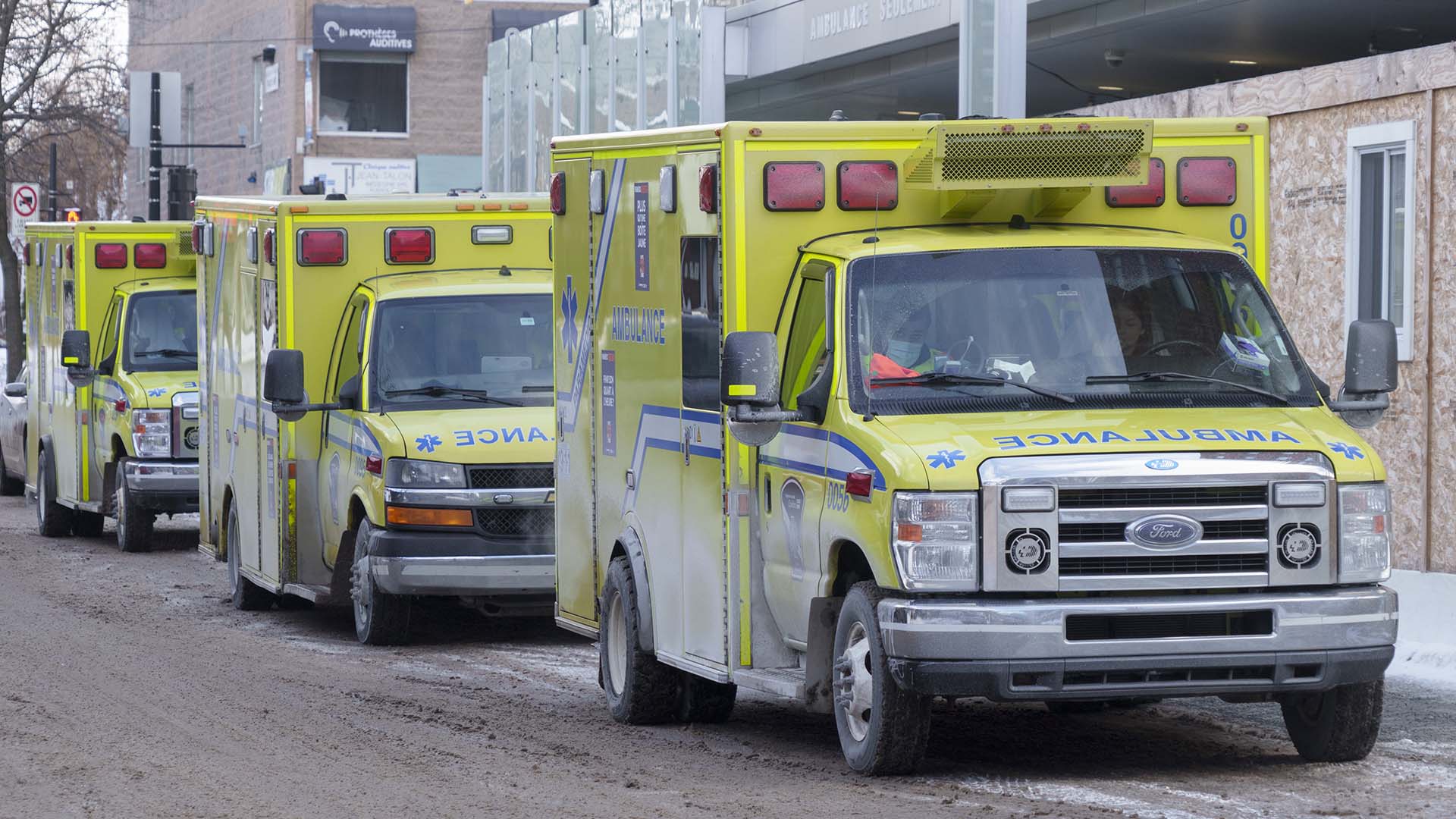 Une rangée de véhicules ambulanciers à la devanture d'un hôpital montréalais, en janvier 2022.