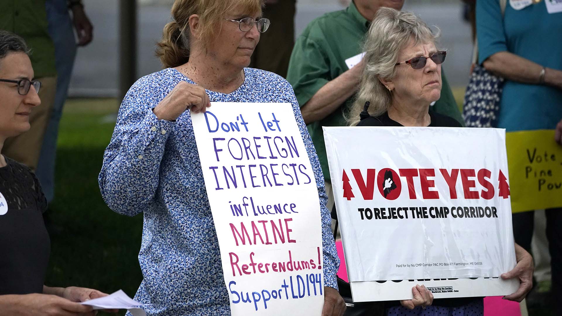Des manifestants à une conférence de presse au Maine, en juin 2021. Hydro-Québec aurait dépensé pour tenter de convaincre des électeurs de l’État à faire échouer des référendums qui auraient coulé le projet de la Central Maine Power. 