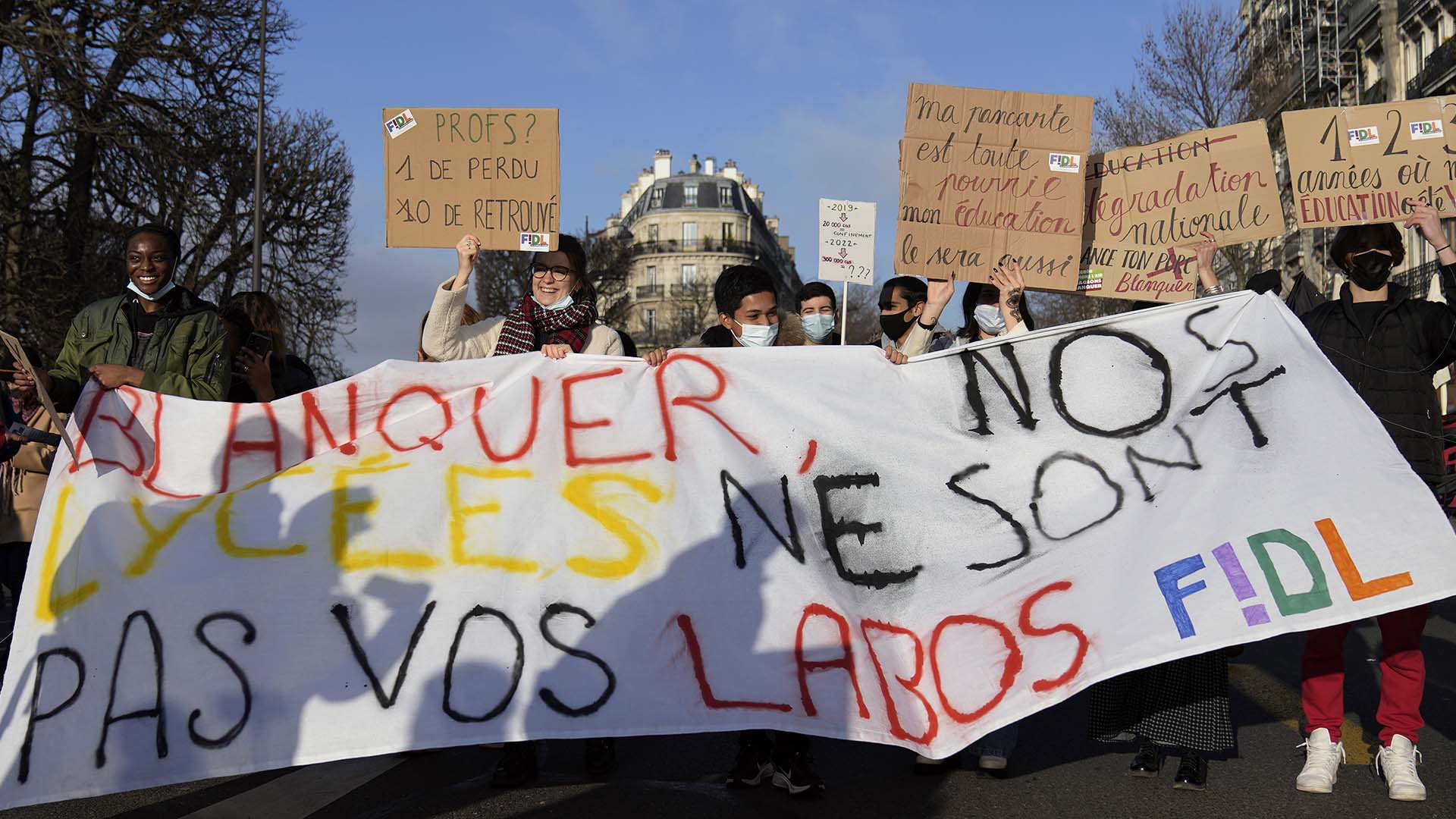 Les enseignants dénoncent à Paris des règles confuses et en appellent à plus de protection.