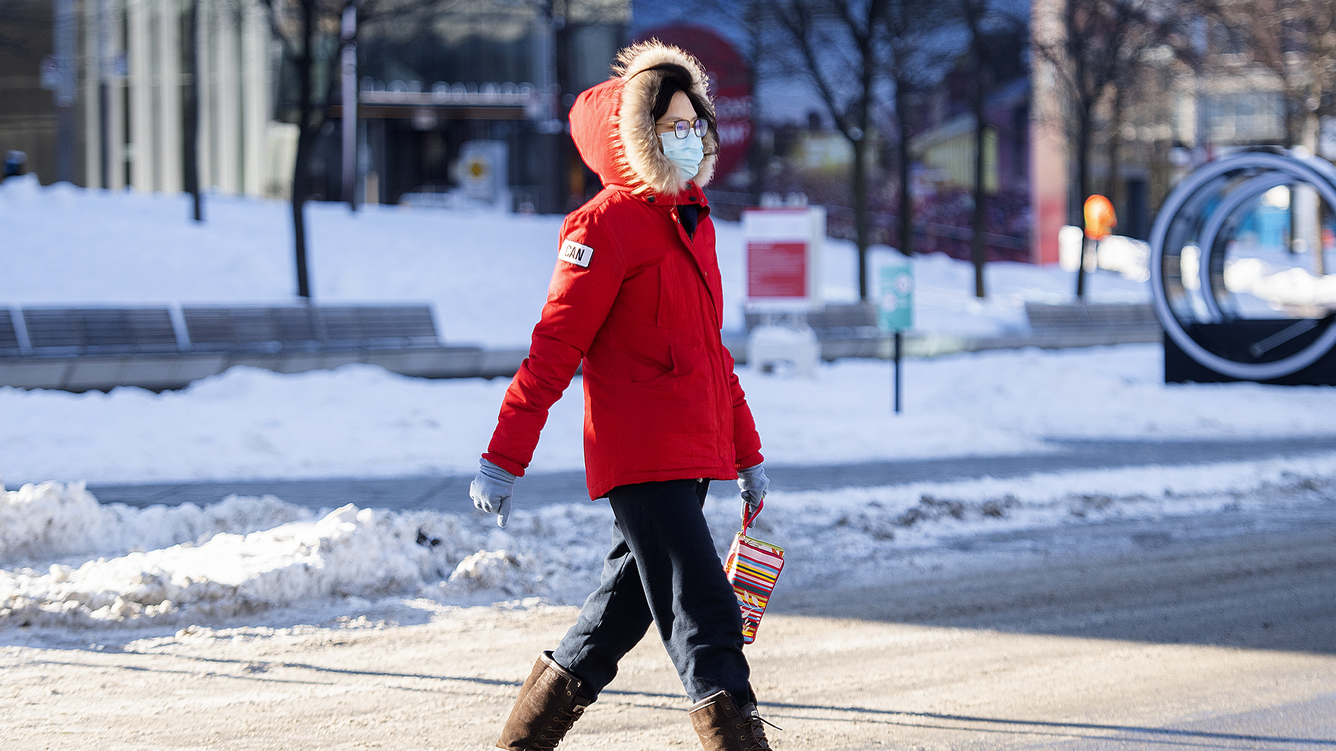 Une femme marche au centre-ville de Montréal. 