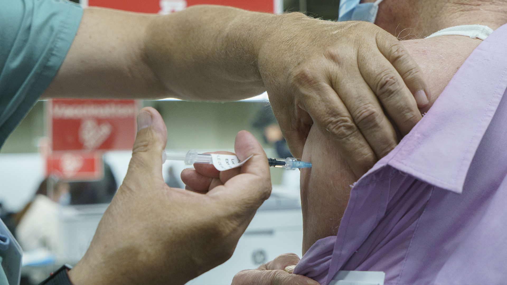 Un homme reçoit un vaccin contre la COVID-19 | Image d'archives