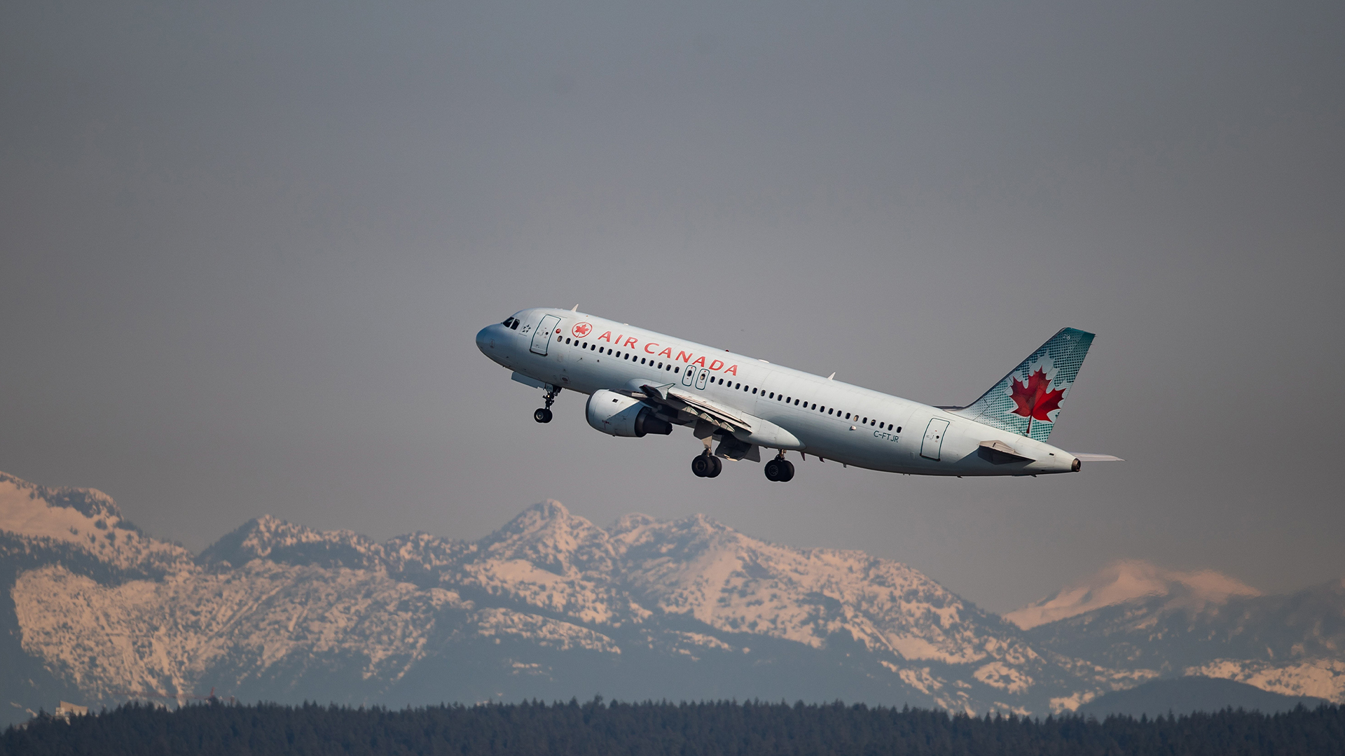 Un avion d'Air Canada décolle de l'aéroport de Vancouver le 20 mars 2020.