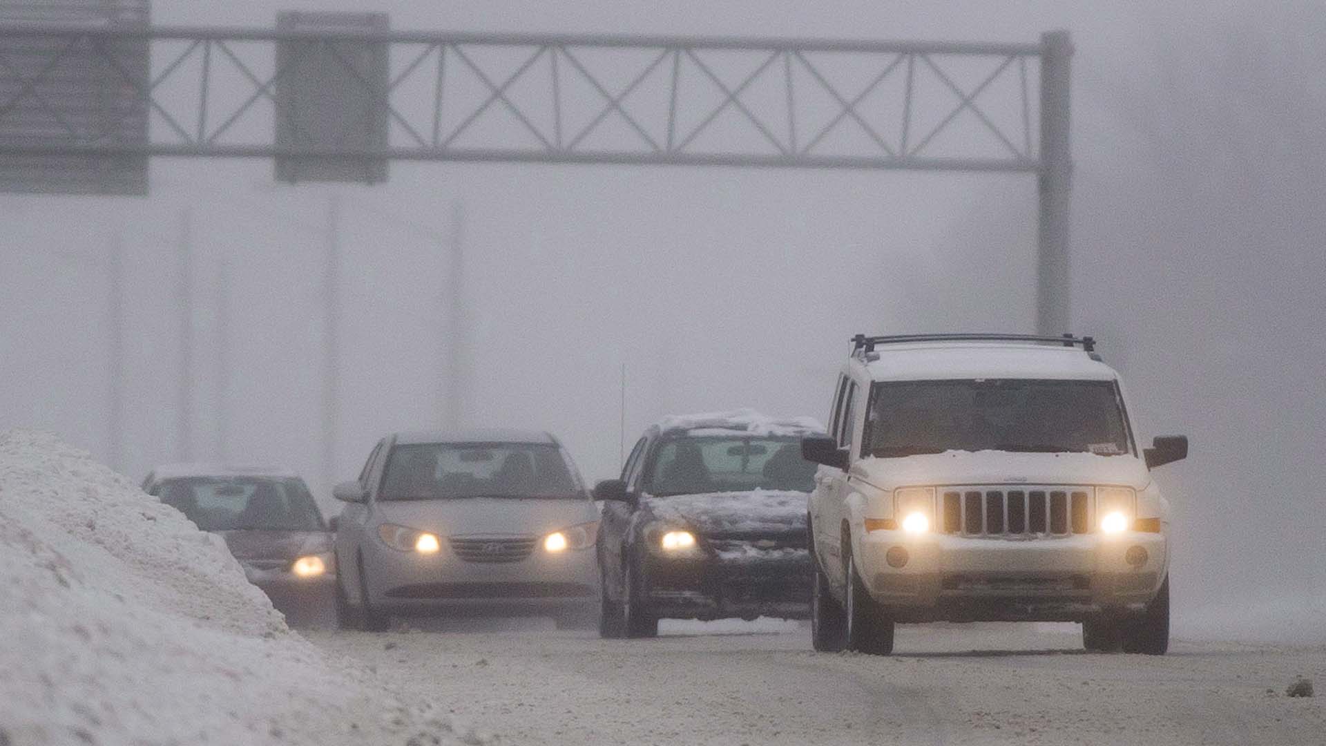 Des automobilistes circulent sur l'autoroute 40 lors d'une tempête hivernale à Montréal le 22 décembre 2013. LA PRESSE CANADIENNE/Graham Hughes