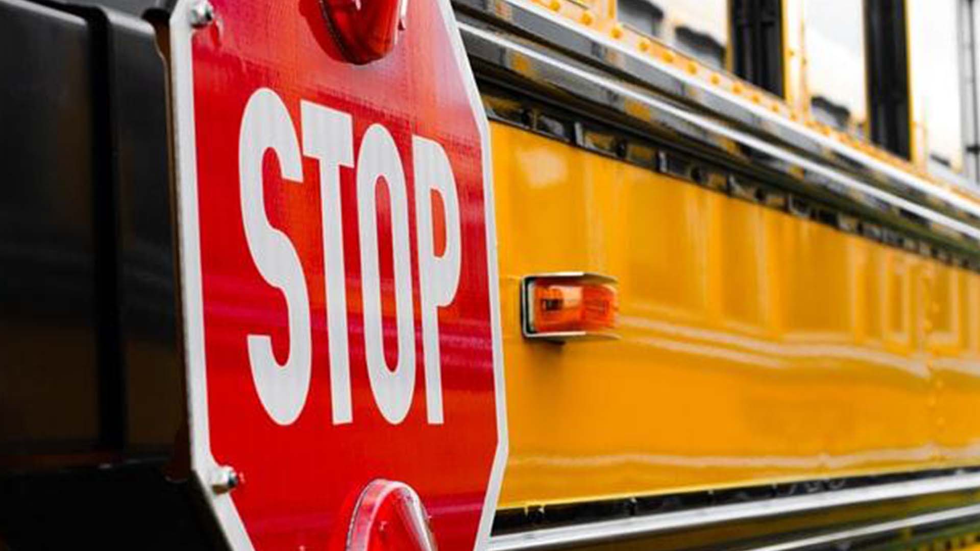 Une entente de principe a été conclue la nuit dernière, 15 novembre 2023, entre les chauffeurs d'autobus scolaires en grève à Saguenay et les employeurs Intercar et Interbus.