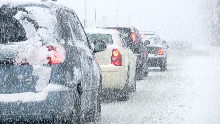 Certaines régions du Québec sont frappées lundi par une bonne bordée de neige ce qui rend les conditions routières difficiles et provoque du coup la fermeture de certaines écoles, notamment dans la région de Charlevoix et en Estrie.
