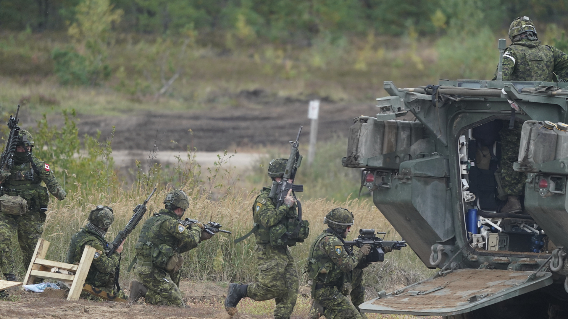 Sur cette image : des soldats canadiens positionnés en Lettonie lors d’un exercice militaire de l’OTAN en septembre 2021.