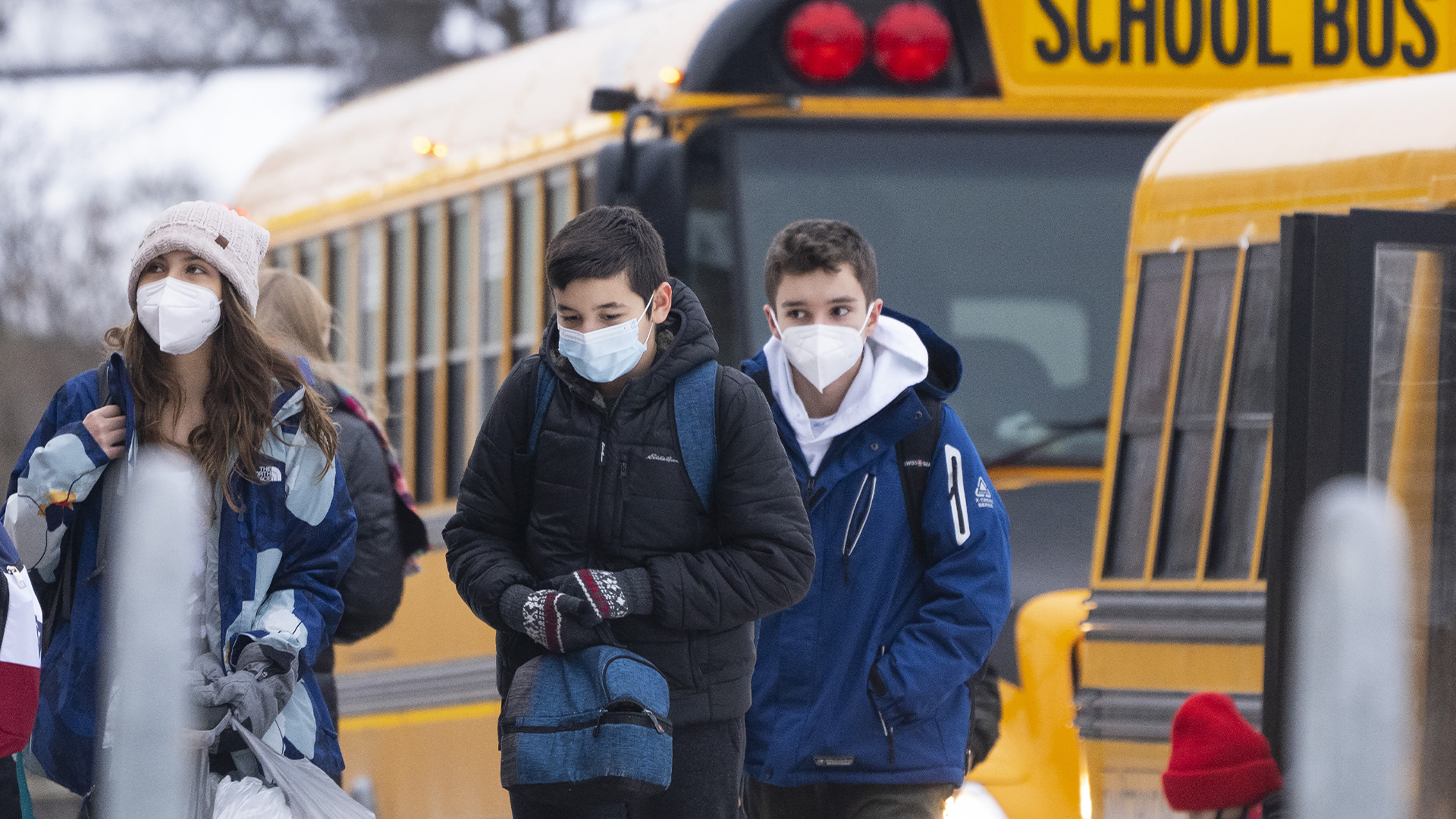 Des étudiants canadiens sortent d'un autobus scolaire en 2022. 