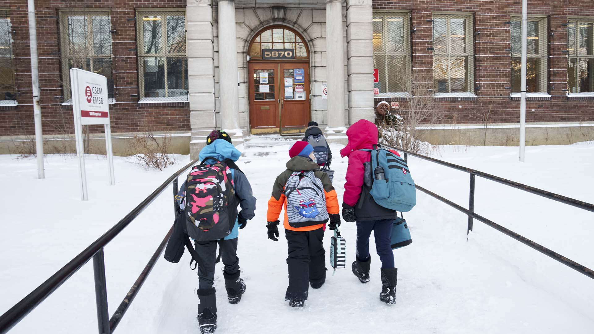 Les élèves arrivent à l'école alors que les élèves du Québec retournent à l'école à Montréal le mardi 18 janvier 2022. Paul Chiasson