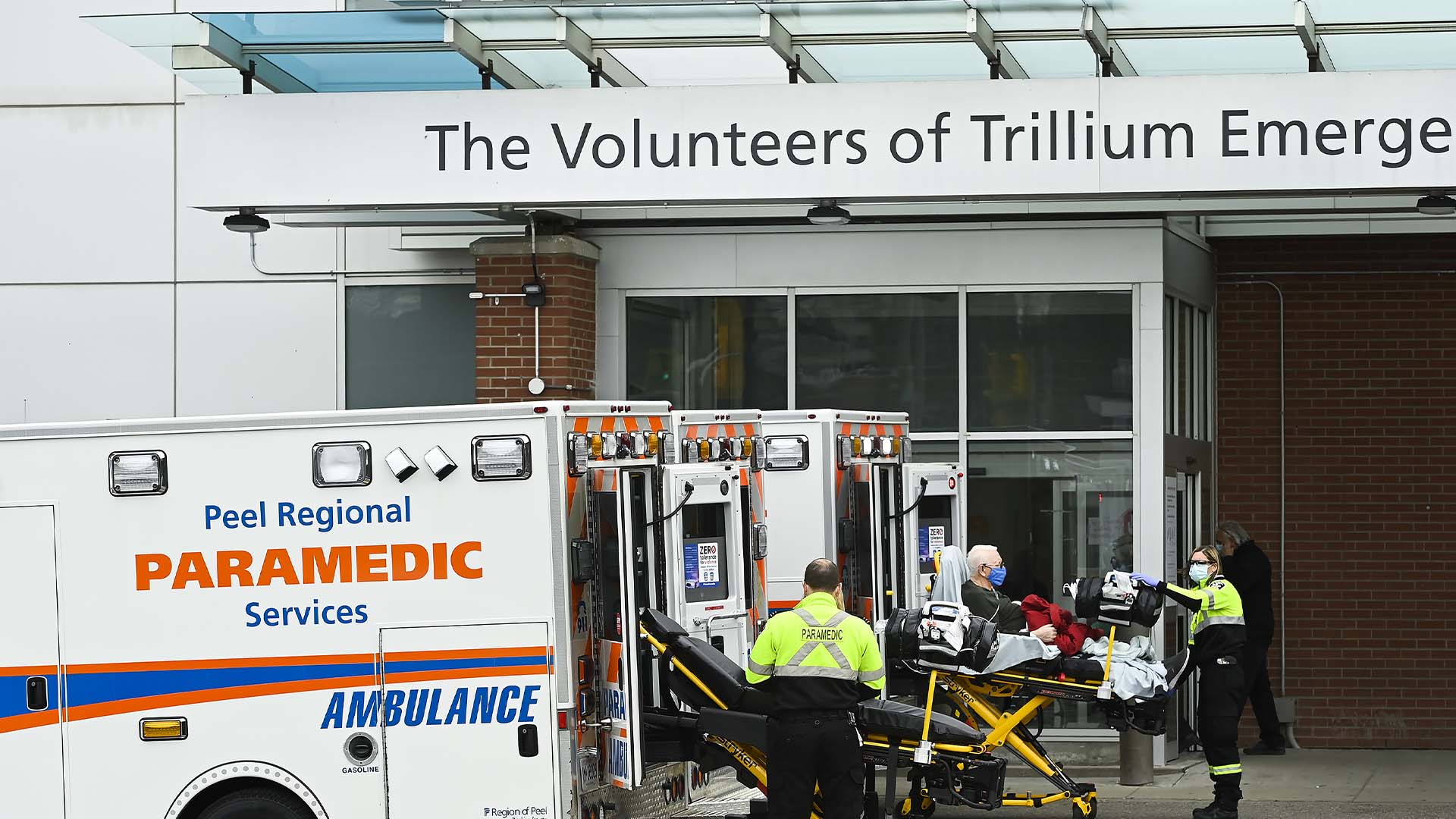 157 / 5 000 Résultats de traduction Des ambulanciers paramédicaux transportent un homme âgé au service des urgences de l'hôpital pendant la pandémie de COVID-19 à Mississauga, en Ontario, le jeudi 19 novembre 2020. 