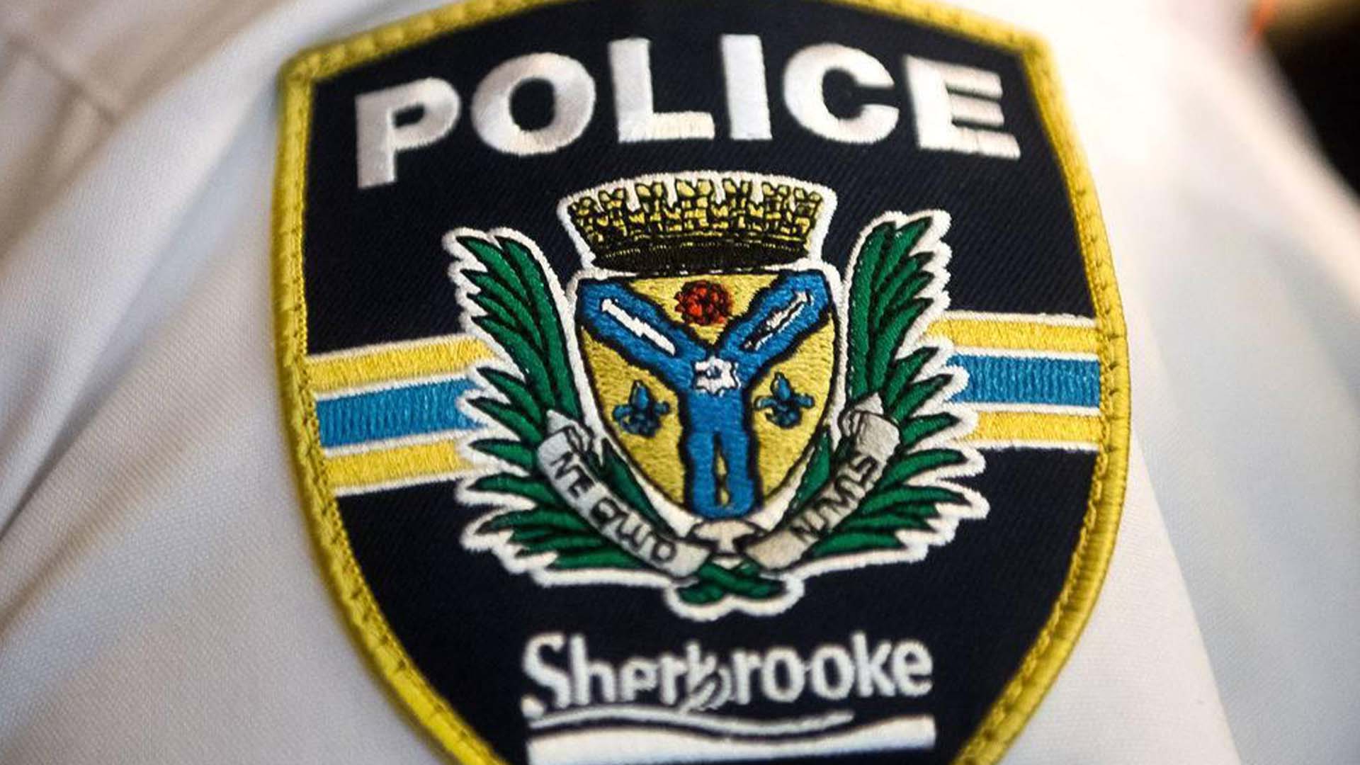 L'enquête du Service de police de Sherbrooke se poursuit, alors que les deux suspects sont toujours recherchés.