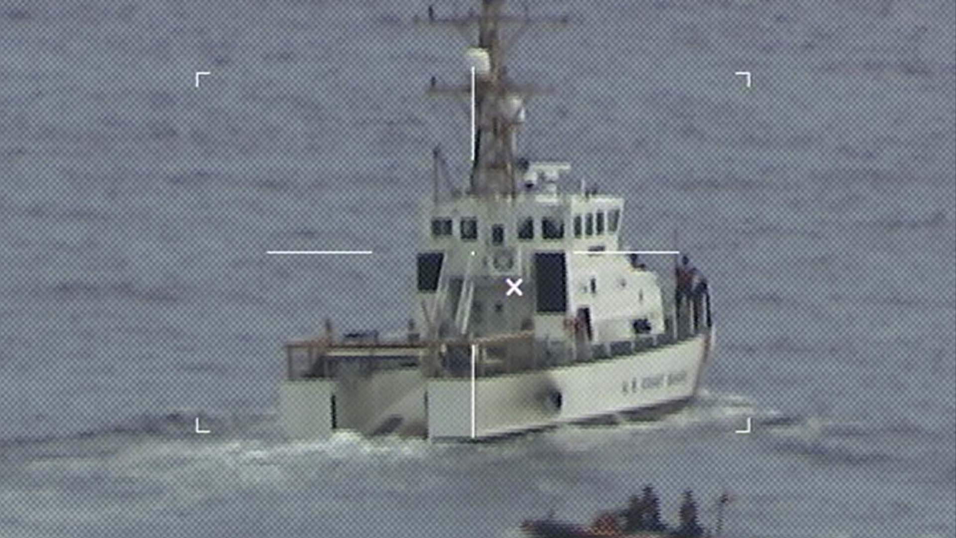 L'équipage du Coast Guard Cutter Ibis à la recherche de personnes disparues d'un bateau chaviré au large de la Floride, le mardi 25 janvier 2022.