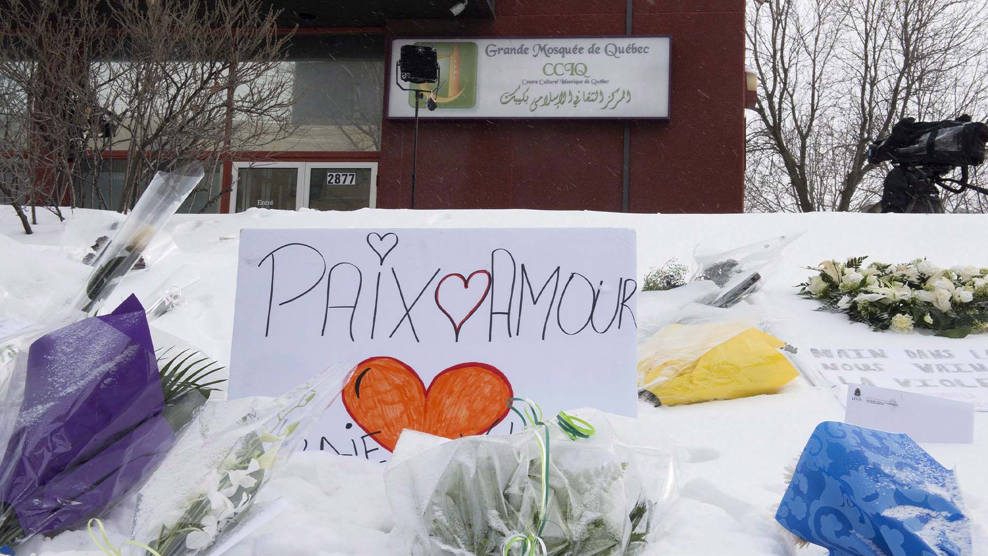 Des panneaux sont installés à l'extérieur de la Grande mosquée de Québec, le mercredi 1er février 2017 à Québec. La mosquée a été le théâtre d'une fusillade mortelle qui a fait six morts le dimanche 29 janvier.