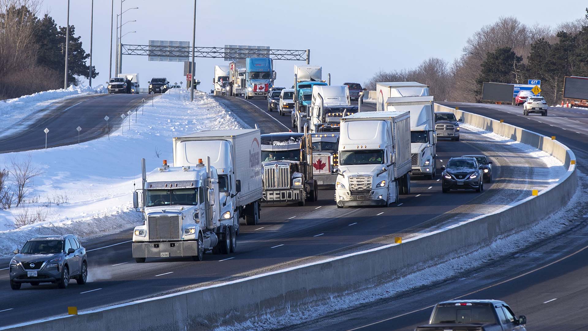 Des camions du convoi « Freedom » voyagent sur l'autoroute 401 en direction est à Kingston, en Ontario, en direction d'Ottawa, le vendredi 28 janvier 2022.