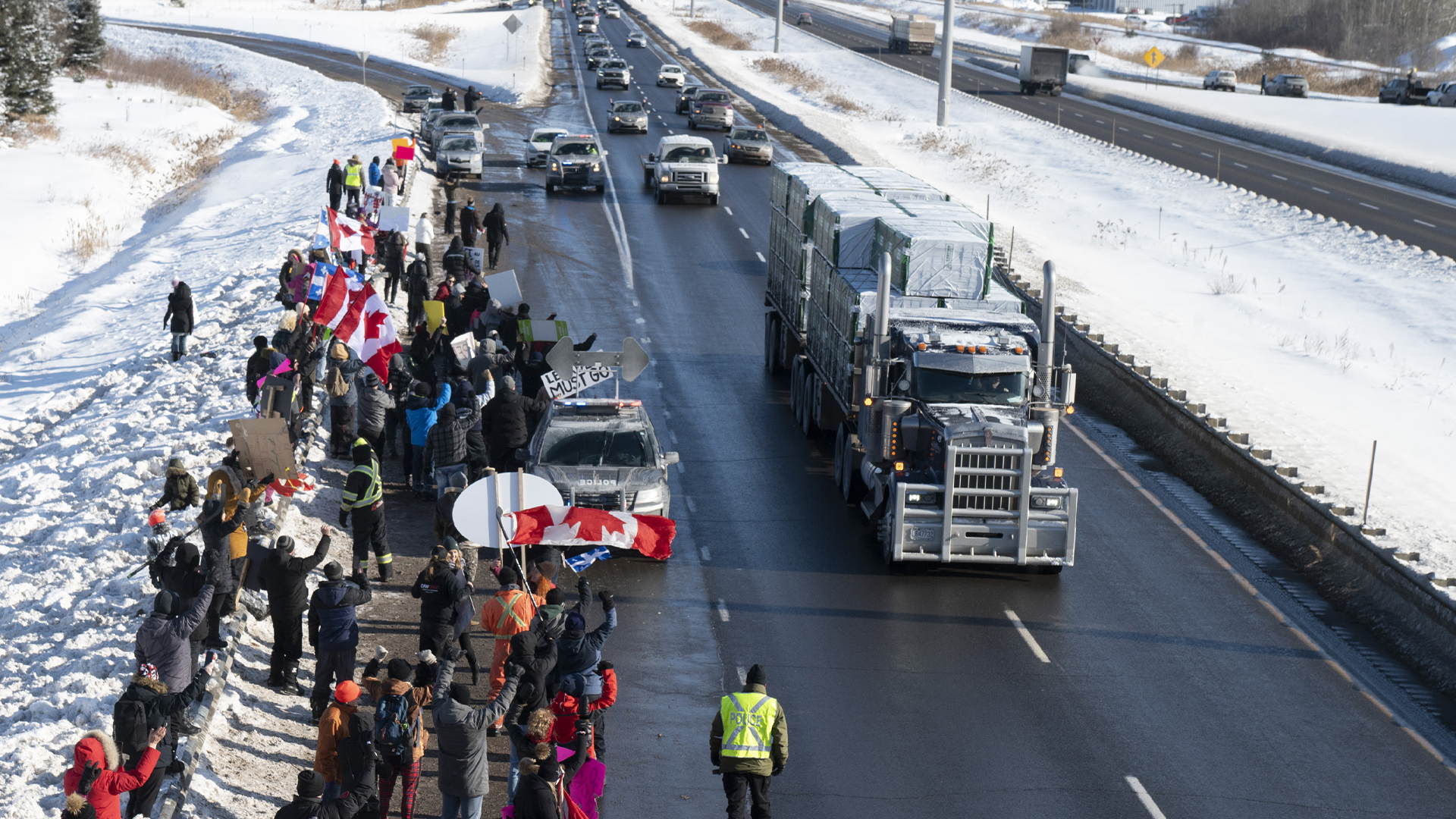 Des centaines de personnes encouragent les camionneurs, qui se dirigent vers Ottawa à partir de la 20, vendredi.
