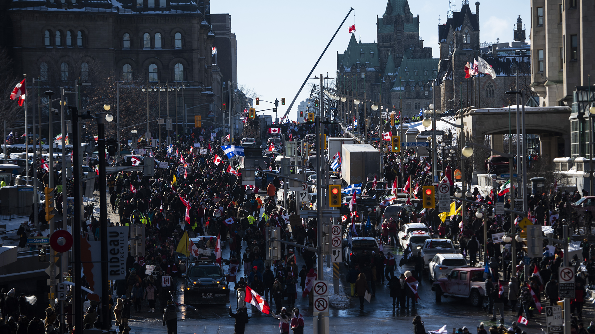 Le centre-ville d'Ottawa est envahi par les manifestants. 