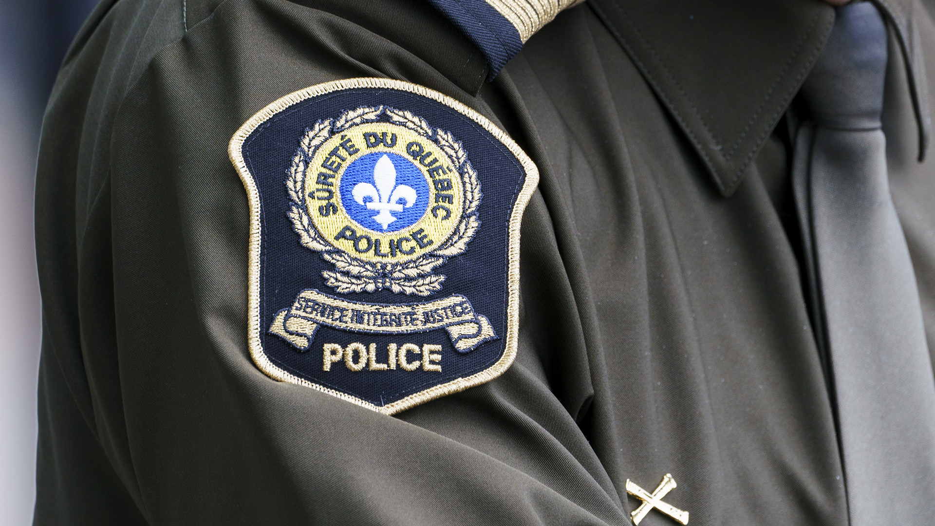 Les policiers et les enquêteurs de la Sûreté du Québec (QC) ont perquisitionné du tabac de contrebande et des stupéfiants sur la rue Boisvert à Val-des-Sources, en Estrie.