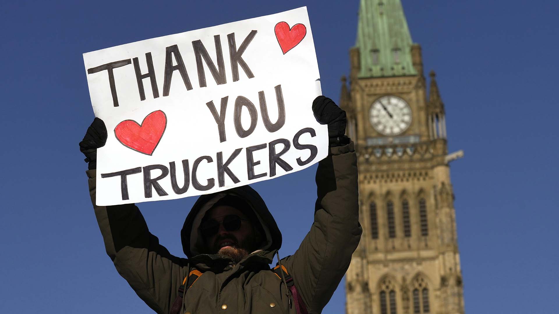 Un manifestant affiche son soutien envers les camionneurs au rassemblement du «Convoi de la liberté», le 29 janvier 2022 à Ottawa.