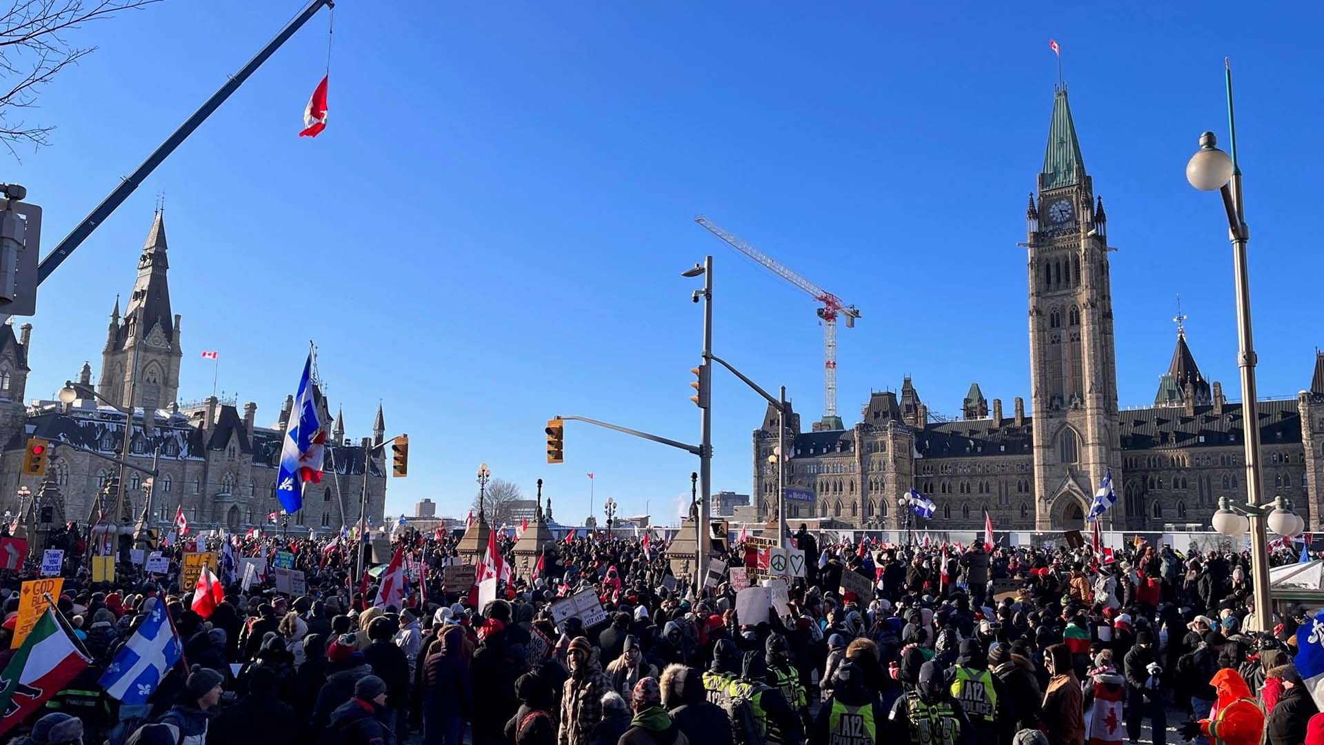 Des manifestants devant le Parlement à Ottawa en février 2022.