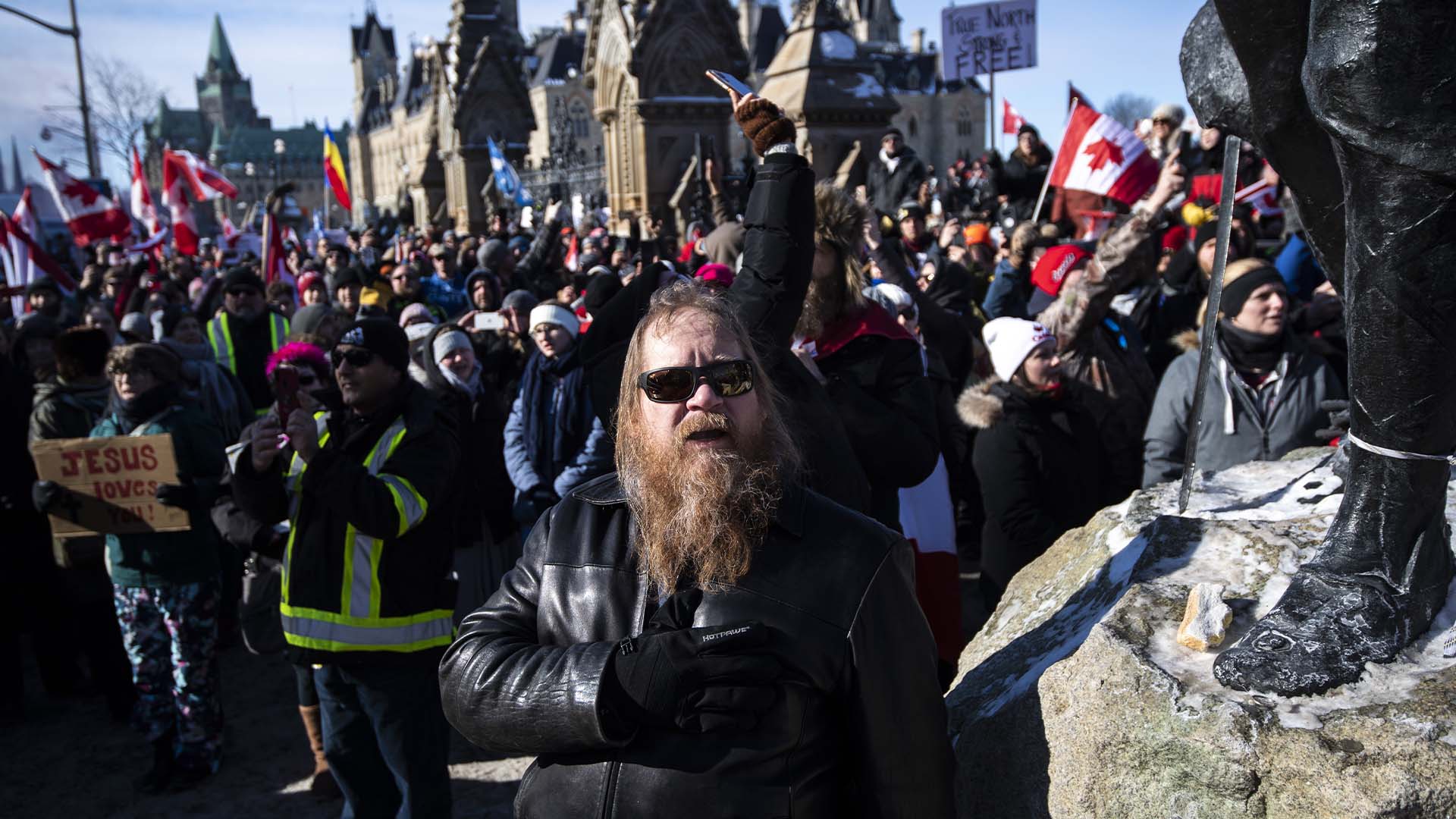 Rassemblement contre les restrictions liées à la COVID-19 sur la Colline du Parlement. Le rassemblement a commencé par un convoi à travers le pays protestant contre un mandat fédéral de vaccination pour les camionneurs, à Ottawa le dimanche 30 janvier 2022.