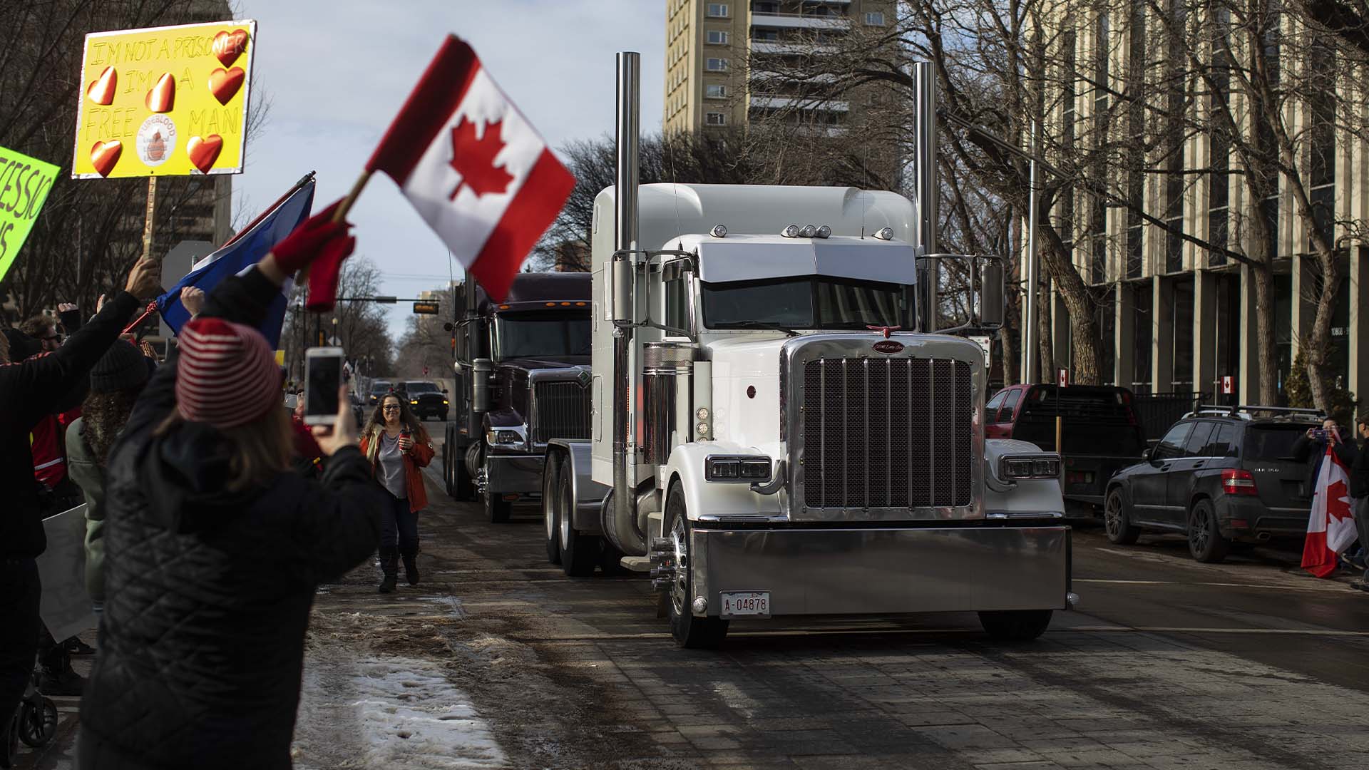 Les gens se rassemblent pour soutenir le convoi de camionneurs protestant contre les mesures prises par les autorités pour freiner la propagation du COVID-19 et les mandats de vaccination à l'Assemblée législative de l'Alberta à Edmonton le samedi 29 janvier 2022.