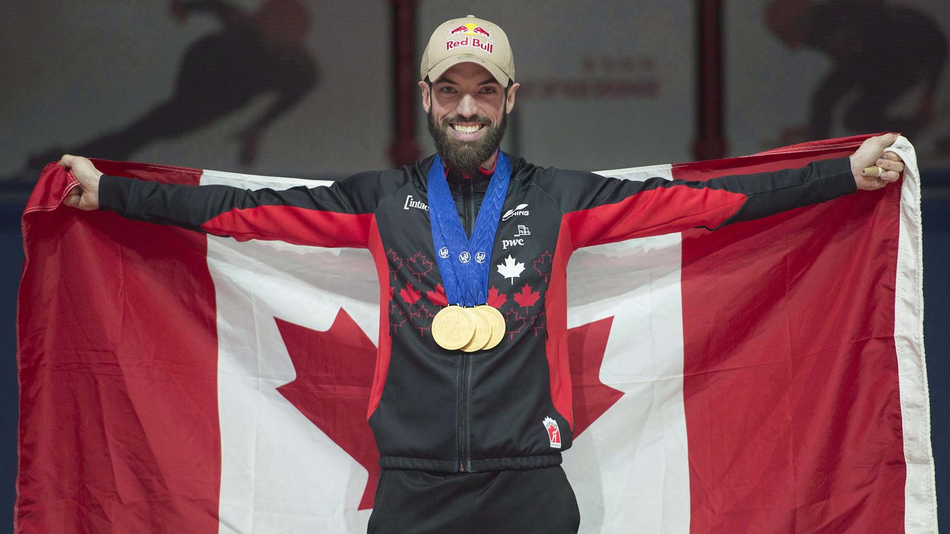 Charles Hamelin, du Canada, célèbre après être devenu champion du monde ISU de patinage de vitesse sur courte piste à Montréal, le dimanche 18 mars 2018.