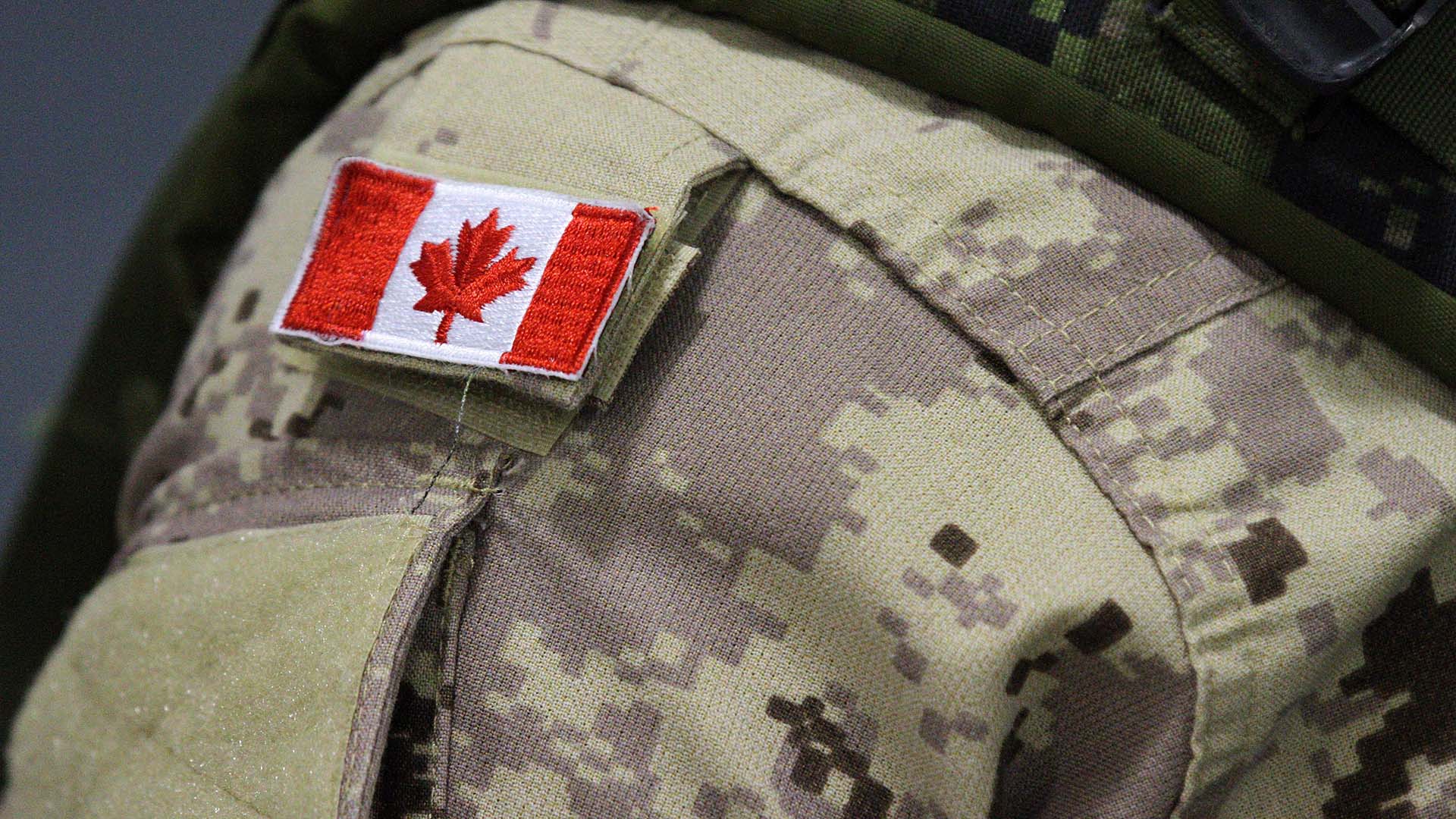 Un drapeau canadien trône sur un membre des Forces canadiennes, le jeudi 16 octobre 2014.