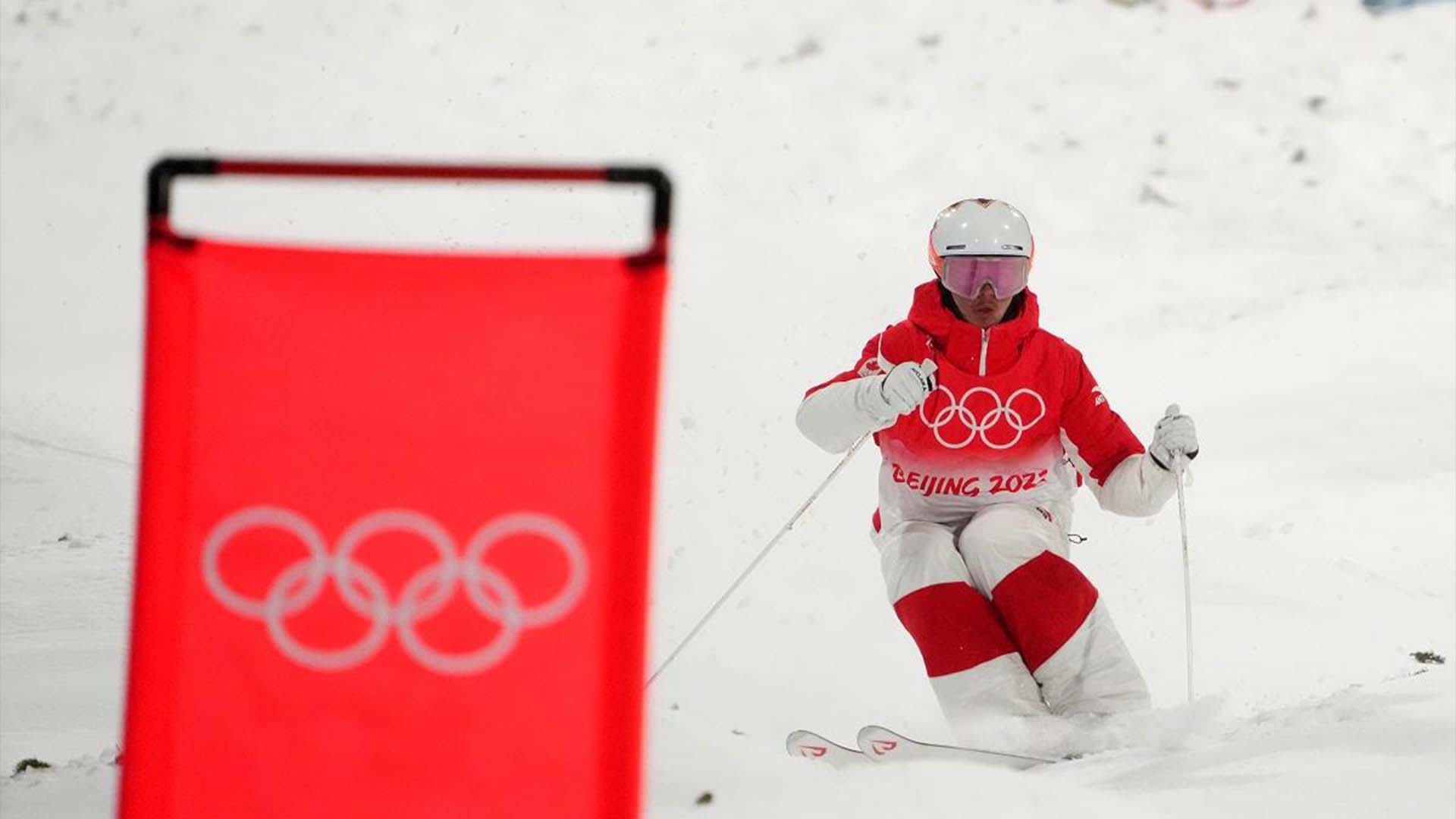 Le Canadien Mikael Kingsbury skie lors de la ronde de qualification masculine de bosses aux Jeux olympiques d'hiver de Pékin à Zhangjiakou, en Chine, le jeudi 3 février 2022