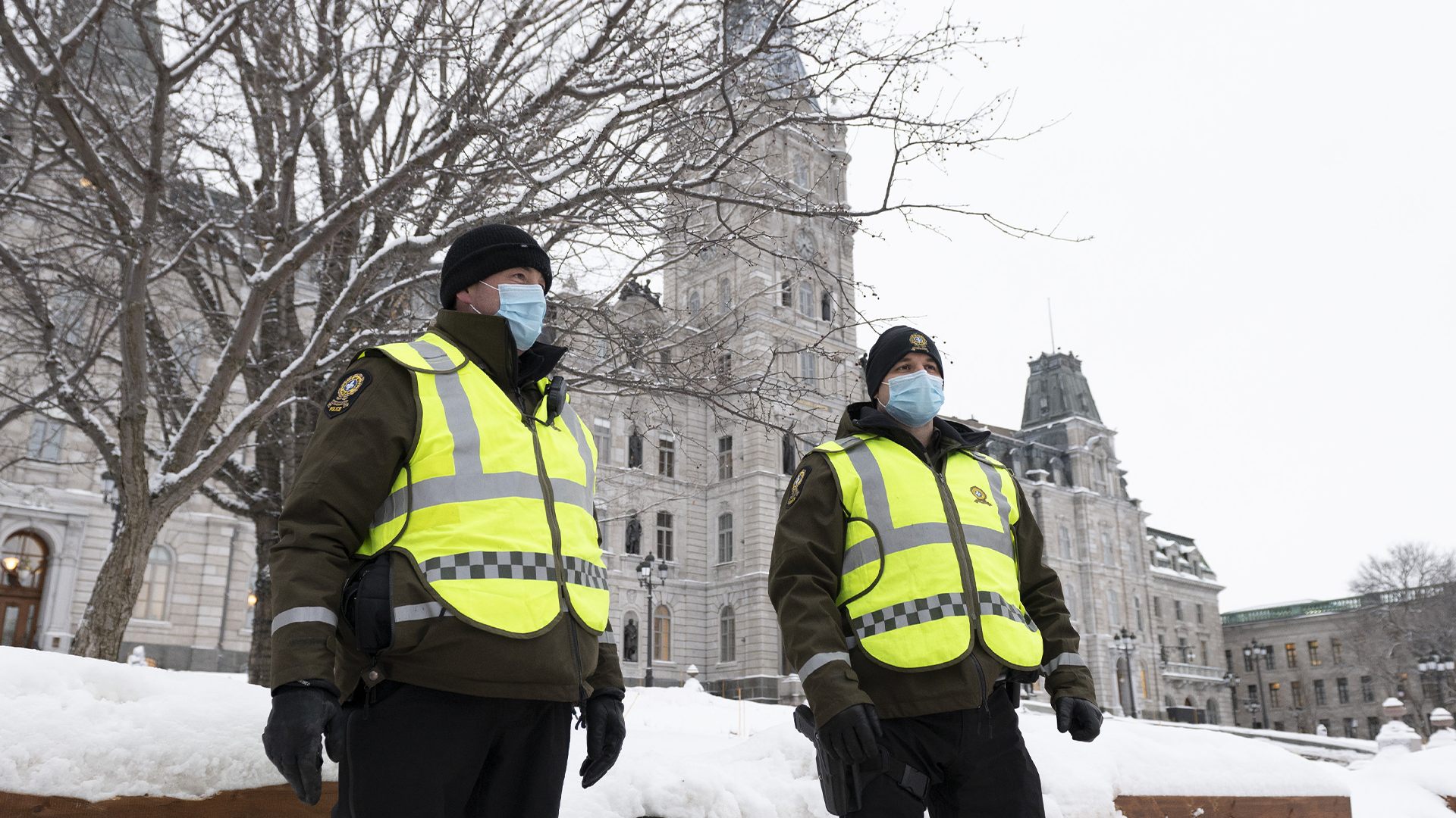 Des policiers de la SQ près de l'Assemblée nationale à Québec en marge d'une manif contre les mesures sanitaires en février 2022. 