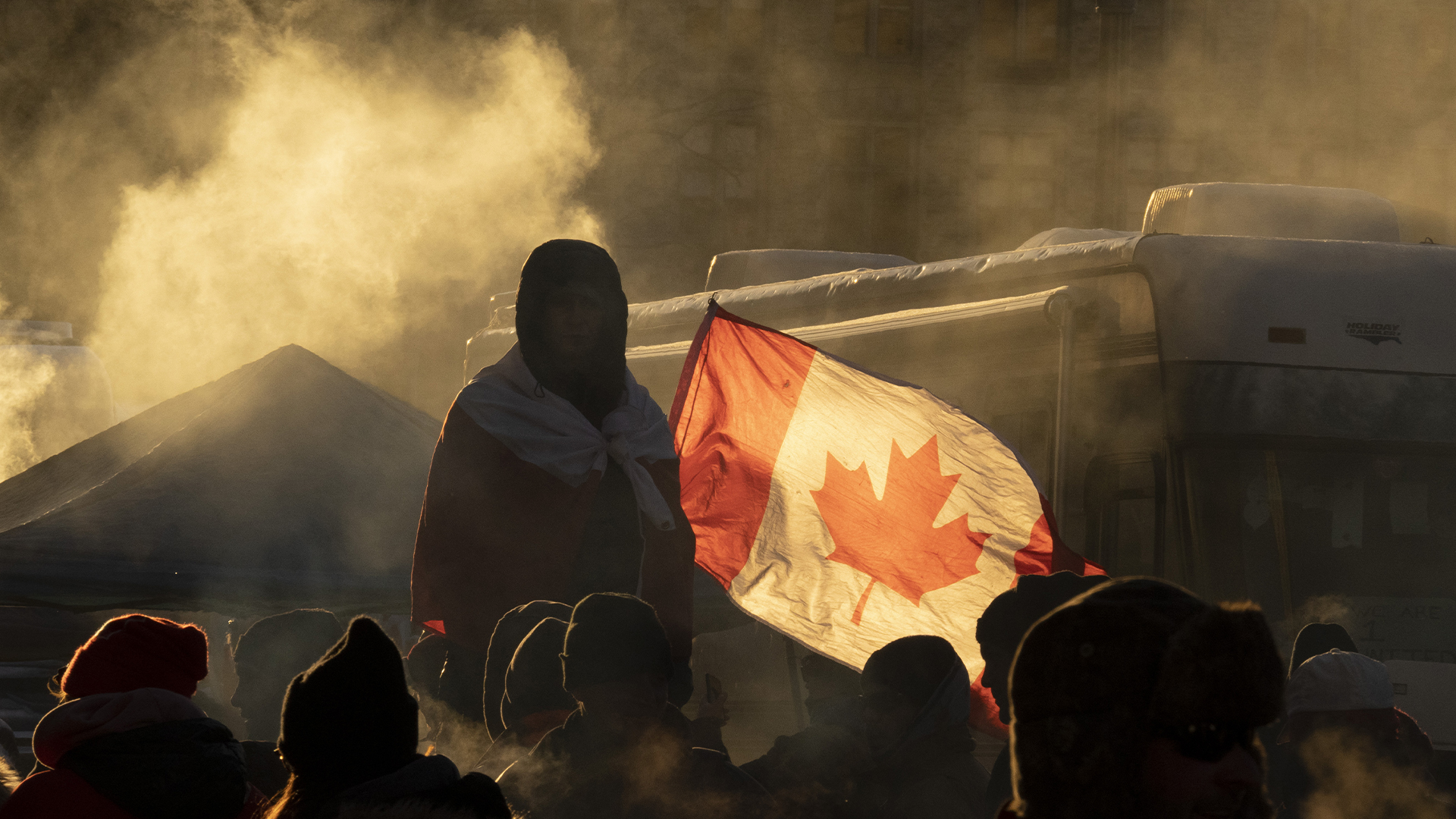 Un manifestant se tient sur une barricade à Ottawa lors des manifestations du 5 février 2022. 